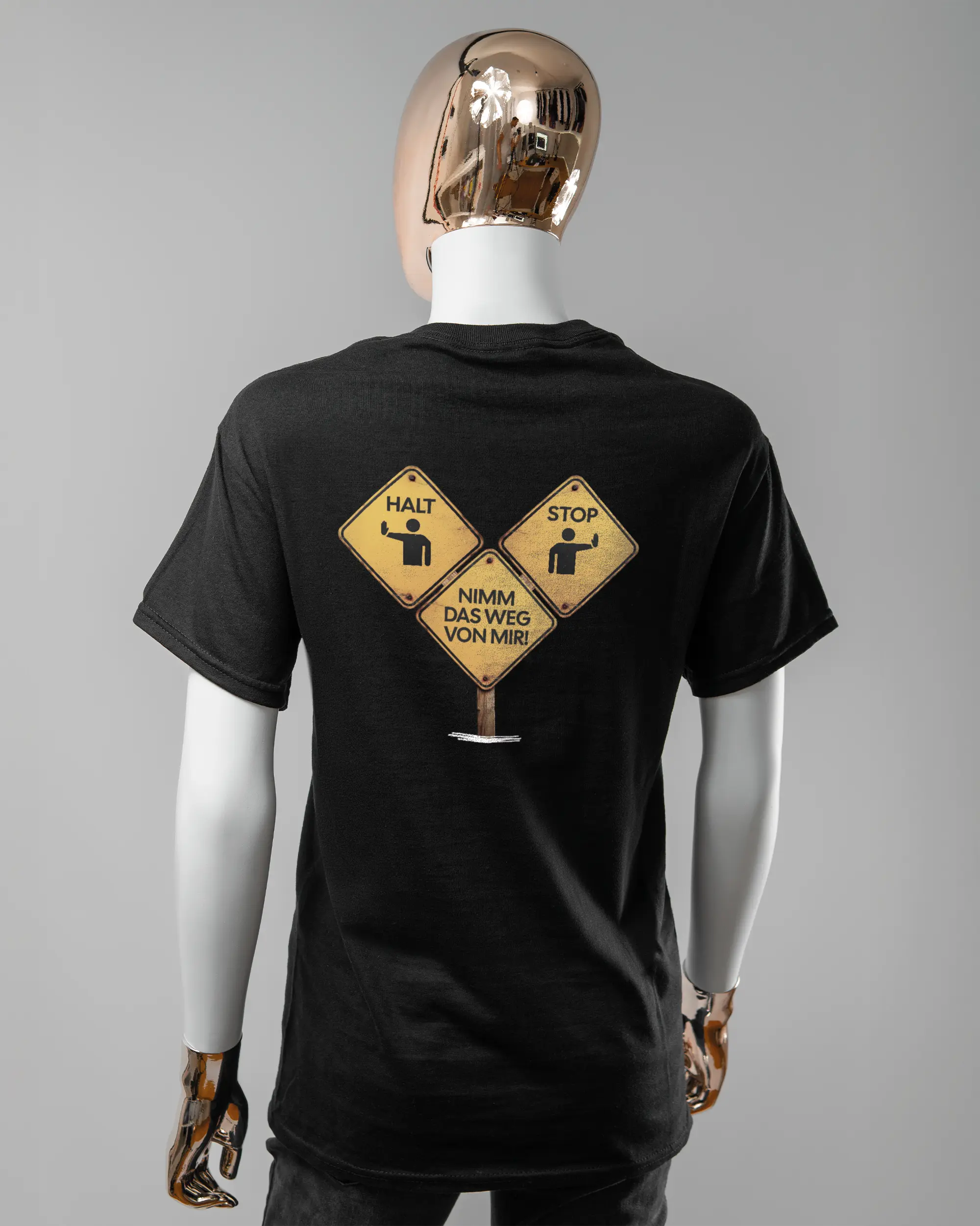 Rückseite des Basic Unisex T-Shirt Regular von Maondo mit dem Design Schutzschild in der Farbe Black und in der Größe S getragen von einer femininen Puppe