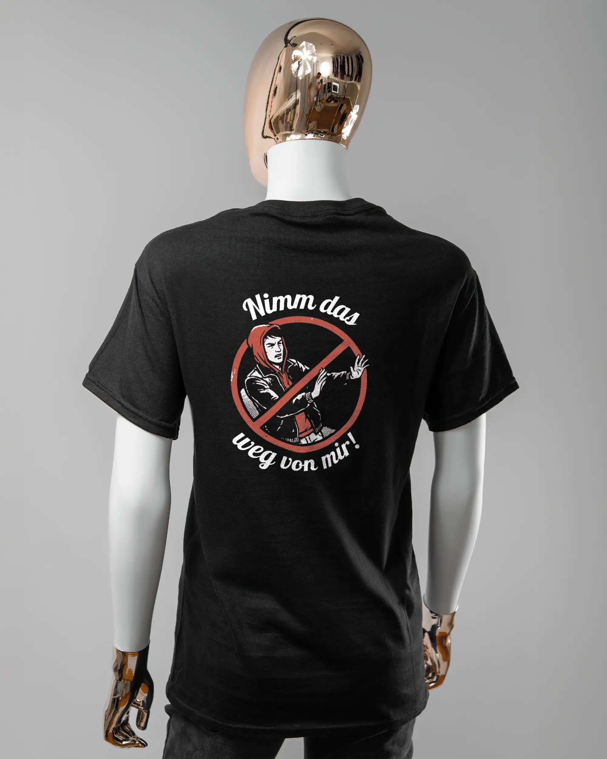 Rückseite des Basic Unisex T-Shirt Regular von Maondo mit dem Design Nimm das weg in der Farbe Black und in der Größe S getragen von einer femininen Puppe