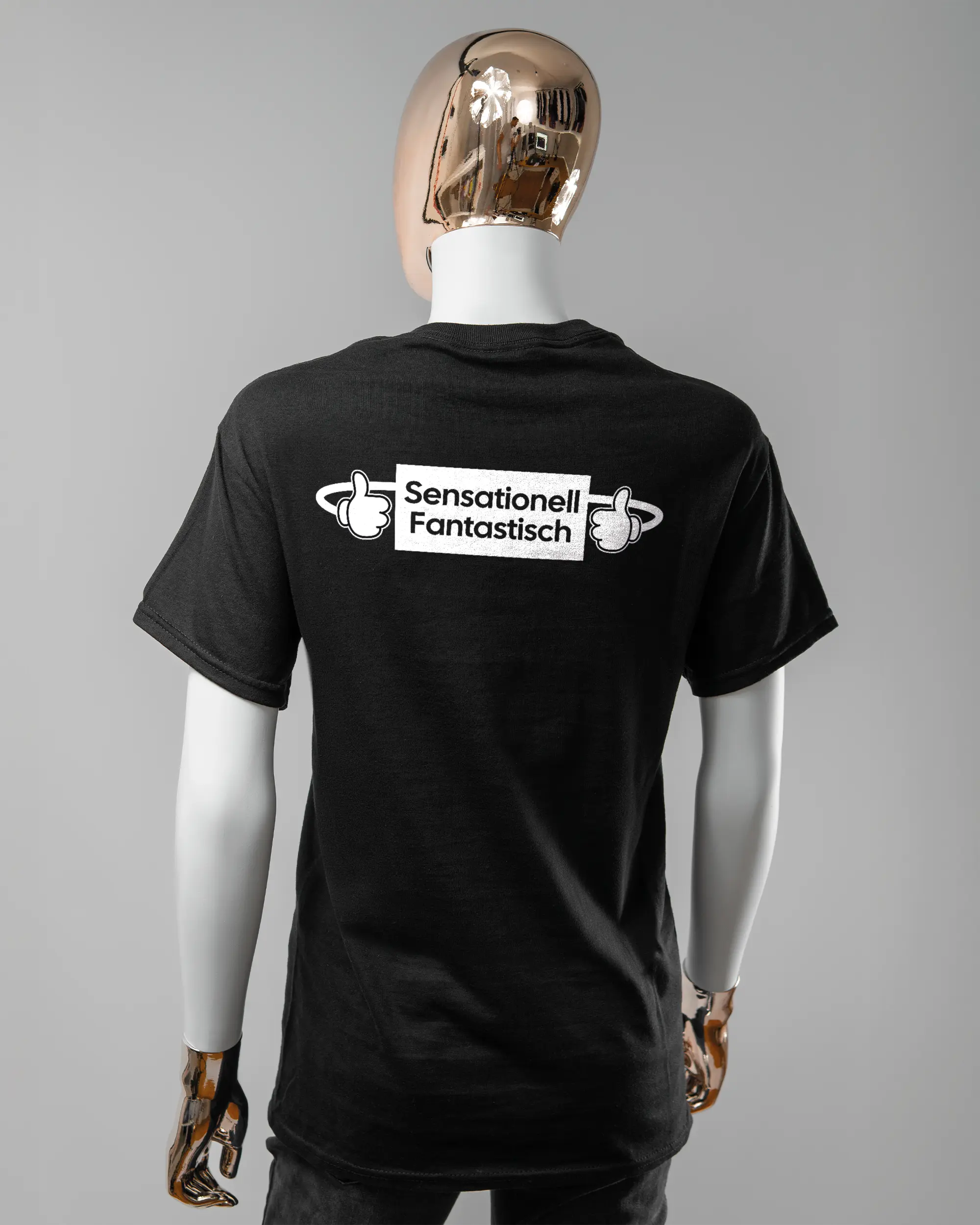 Rückseite des Basic Unisex T-Shirt Regular von Maondo mit dem Design Fantastisch in der Farbe Black und in der Größe S getragen von einer femininen Puppe