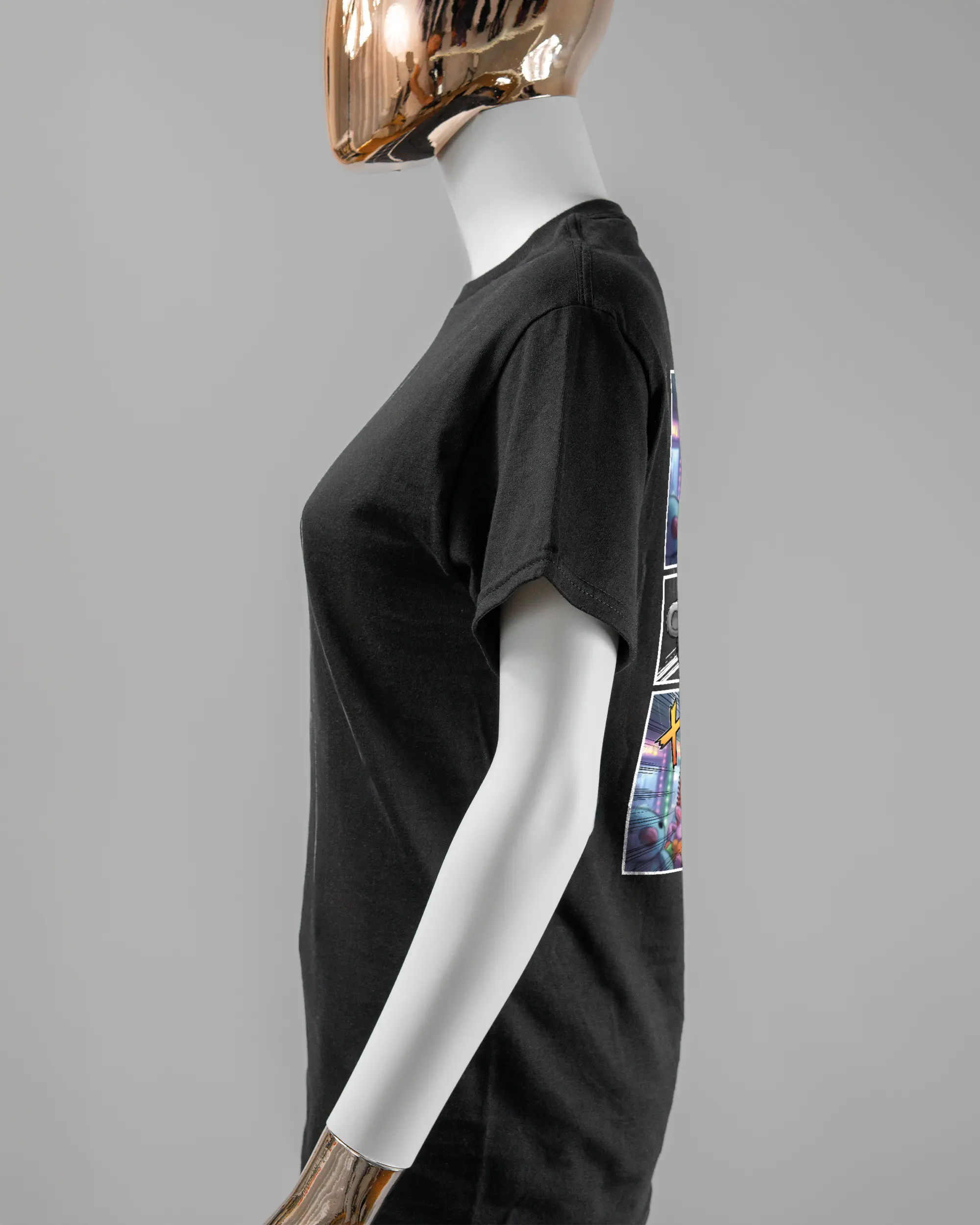 Seitenansicht des Basic Unisex T-Shirt Regular von Maondo mit dem Design Manga Stoff hinten in der Farbe Black und in der Größe S getragen von einer femininen Puppe