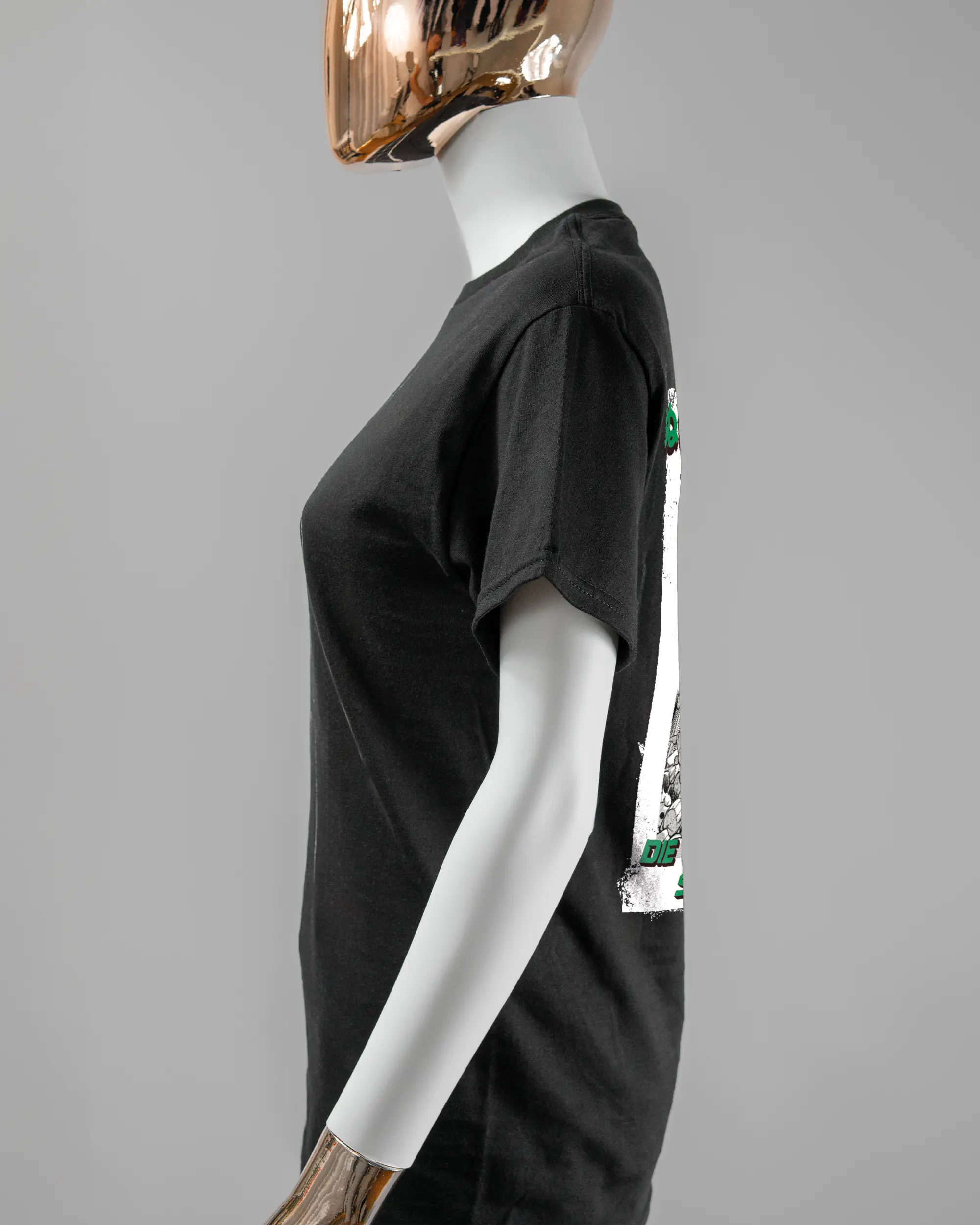 Seitenansicht des Basic Unisex T-Shirt Regular von Maondo mit dem Design Save 1 Stofftier hinten in der Farbe Black und in der Größe S getragen von einer femininen Puppe