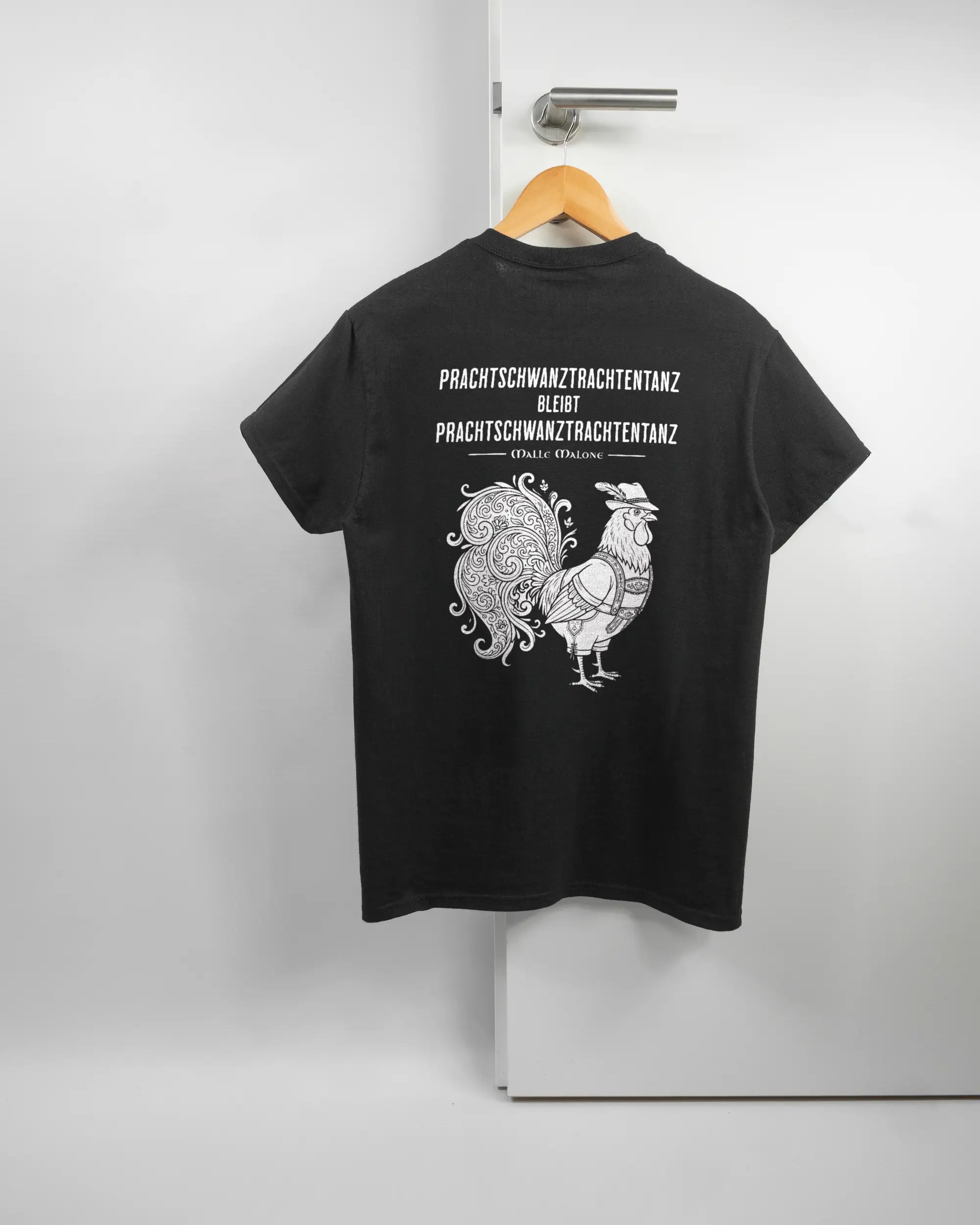 Rückseite des Basic Unisex T-Shirt Regular von Maondo mit dem Design Trachtentanz in der Farbe Black und in der Größe S auf einem Bügel an der Türklinke aufgehängt