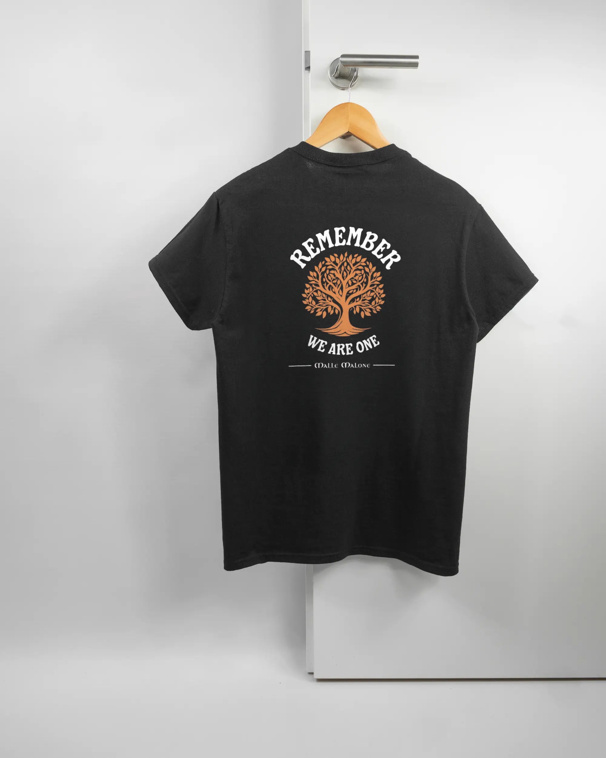 Rückseite des Basic Unisex T-Shirt Regular von Maondo mit dem Design We are one in der Farbe Black und in der Größe S auf einem Bügel an der Türklinke aufgehängt