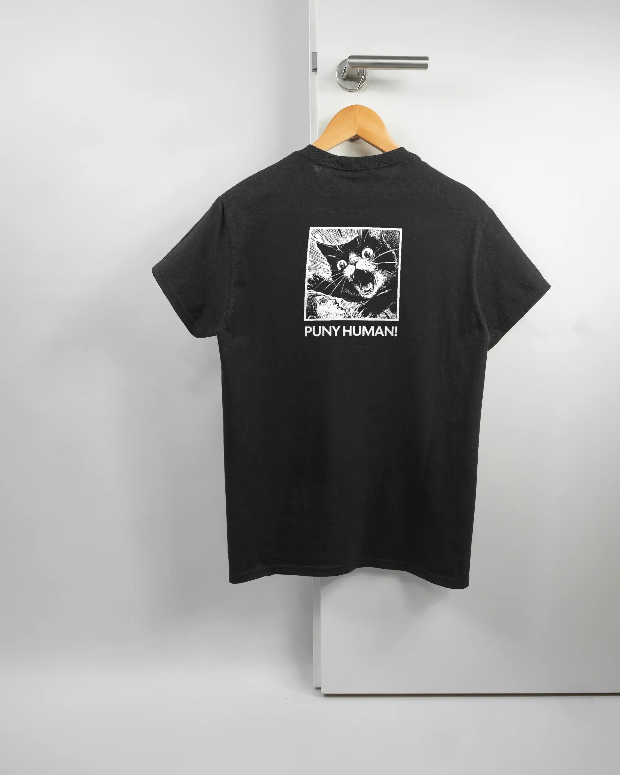 Rückseite des Basic Unisex T-Shirt Regular von Maondo mit dem Design Puny Human in der Farbe Black und in der Größe S auf einem Bügel an der Türklinke aufgehängt