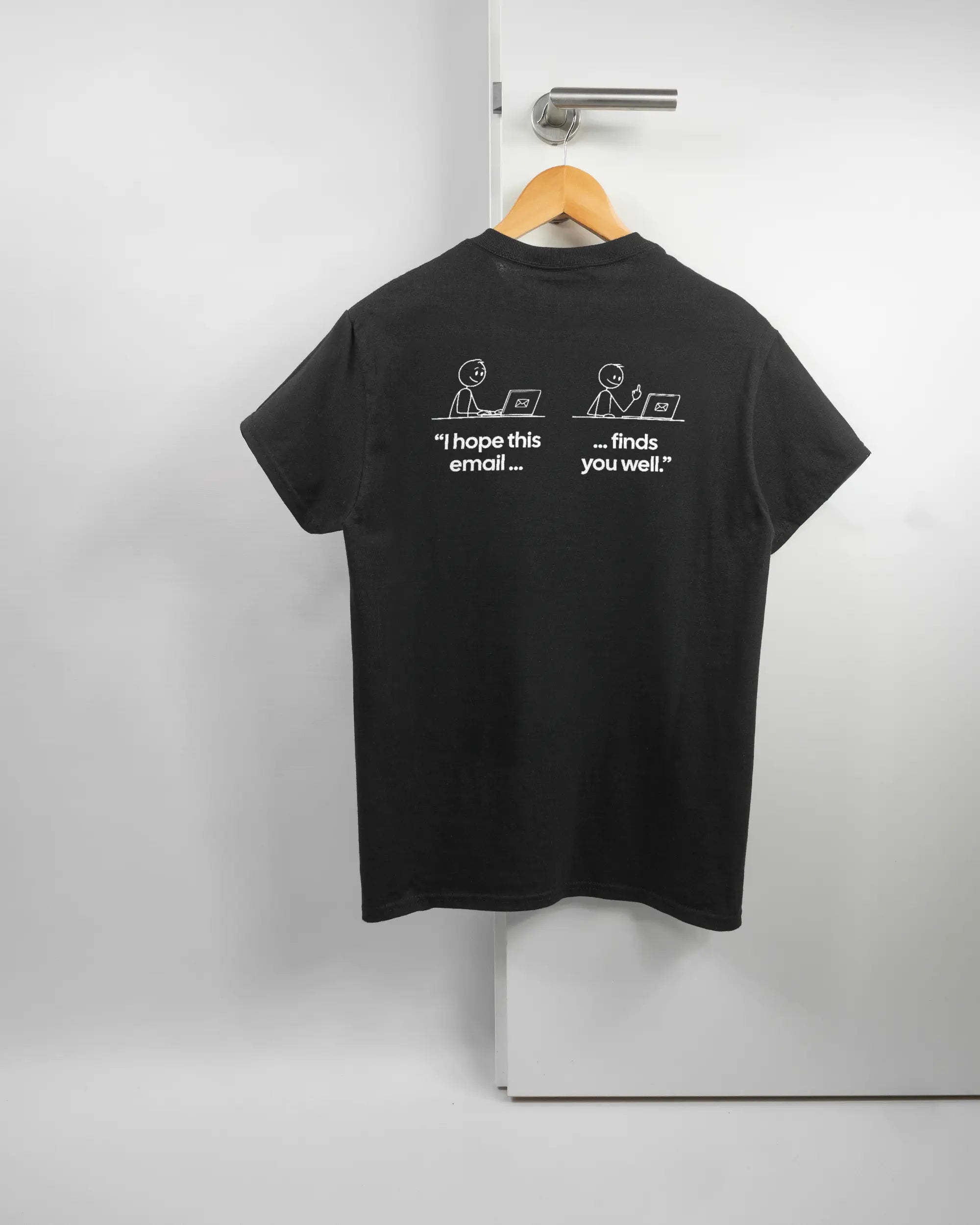 Rückseite des Basic Unisex T-Shirt Regular von Maondo mit dem Design Found me not well in der Farbe Black und in der Größe S auf einem Bügel an der Türklinke aufgehängt