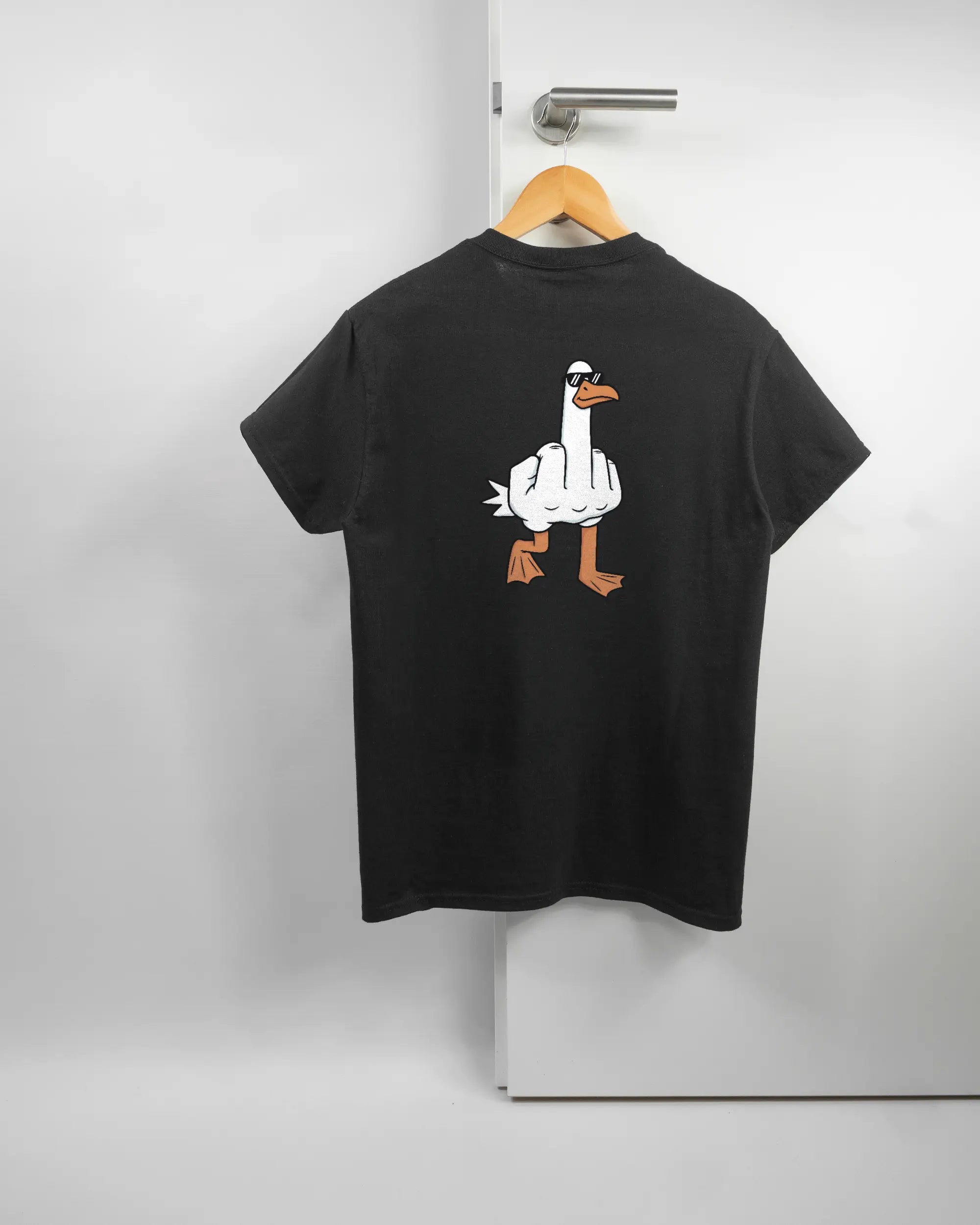Rückseite des Basic Unisex T-Shirt Regular von Maondo mit dem Design I give a duck in der Farbe Black und in der Größe S auf einem Bügel an der Türklinke aufgehängt