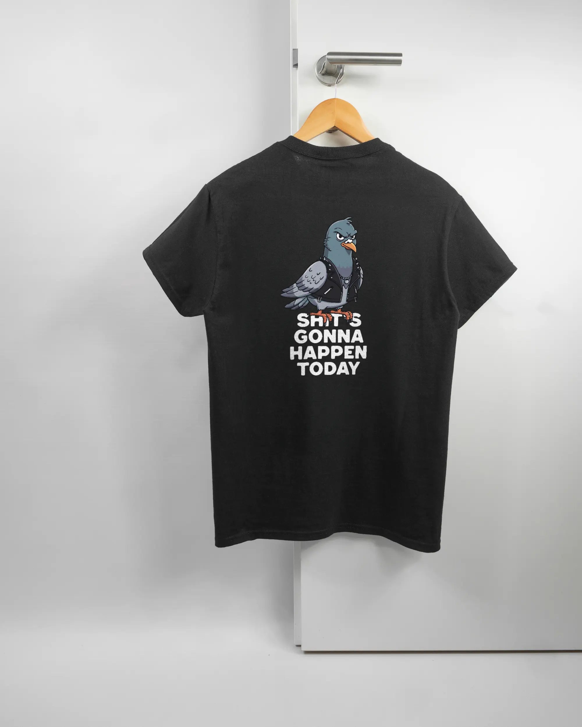 Rückseite des Basic Unisex T-Shirt Regular von Maondo mit dem Design Pigeon Pun in der Farbe Black und in der Größe S auf einem Bügel an der Türklinke aufgehängt