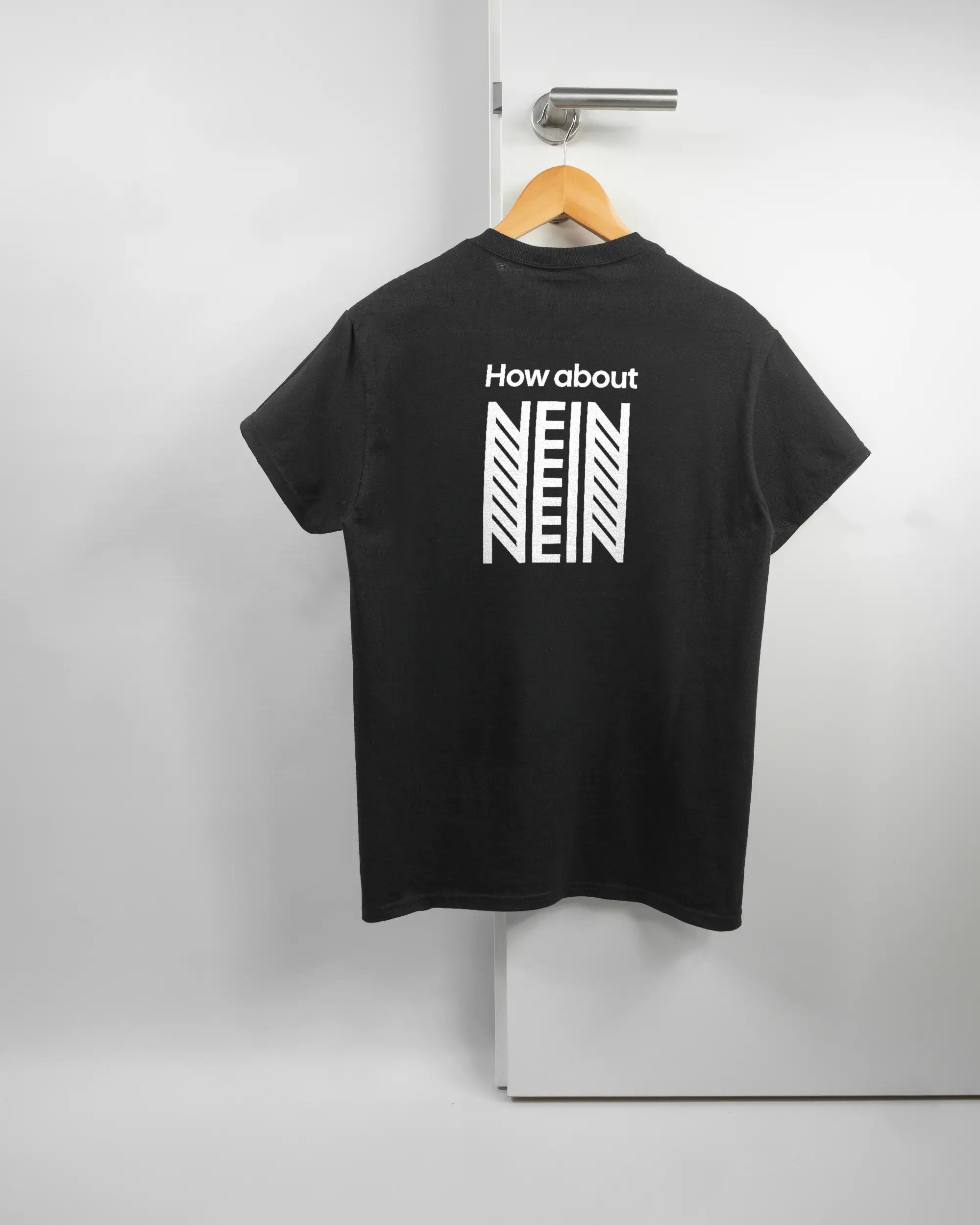 Rückseite des Basic Unisex T-Shirt Regular von Maondo mit dem Design How about nein in der Farbe Black und in der Größe S auf einem Bügel an der Türklinke aufgehängt