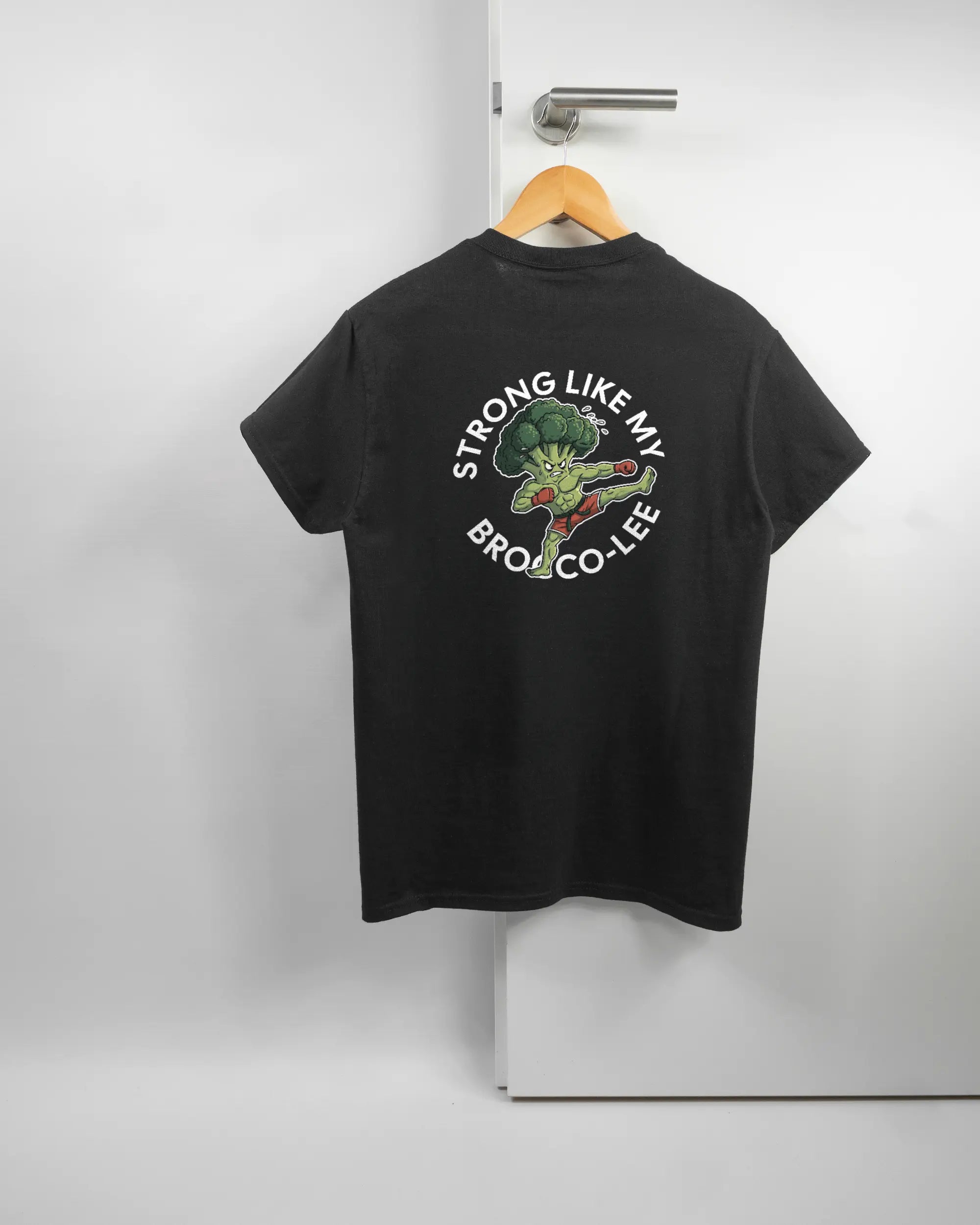 Rückseite des Basic Unisex T-Shirt Regular von Maondo mit dem Design Brocco-Lee in der Farbe Black und in der Größe S auf einem Bügel an der Türklinke aufgehängt