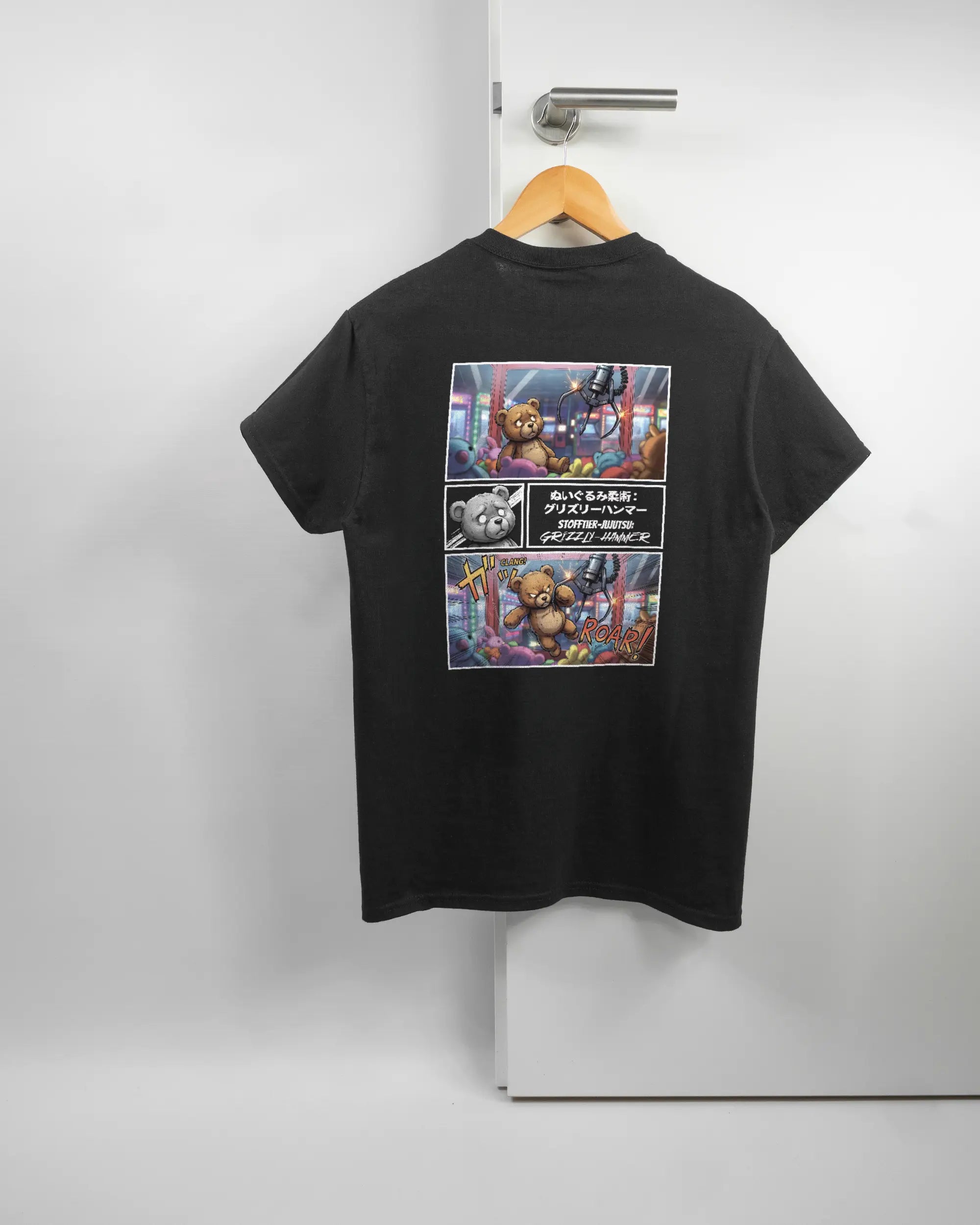 Rückseite des Basic Unisex T-Shirt Regular von Maondo mit dem Design Manga Stoff in der Farbe Black und in der Größe S auf einem Bügel an der Türklinke aufgehängt