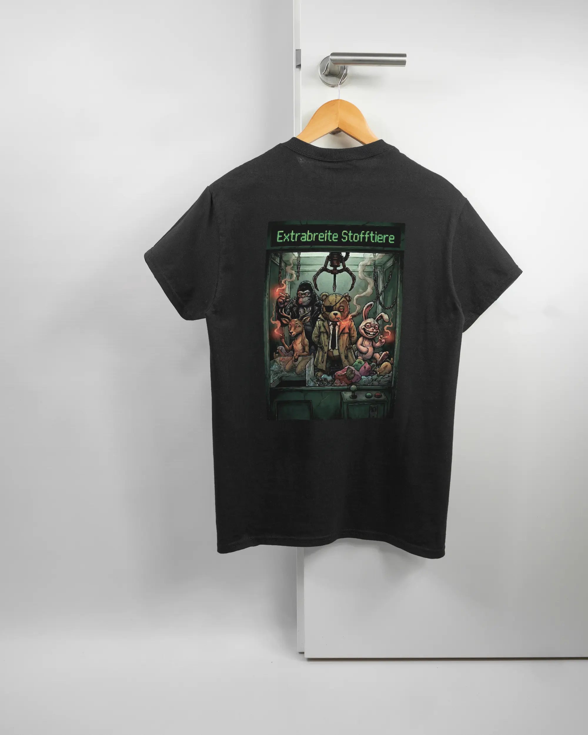 Rückseite des Basic Unisex T-Shirt Regular von Maondo mit dem Design Extrabreit in der Farbe Black und in der Größe S auf einem Bügel an der Türklinke aufgehängt