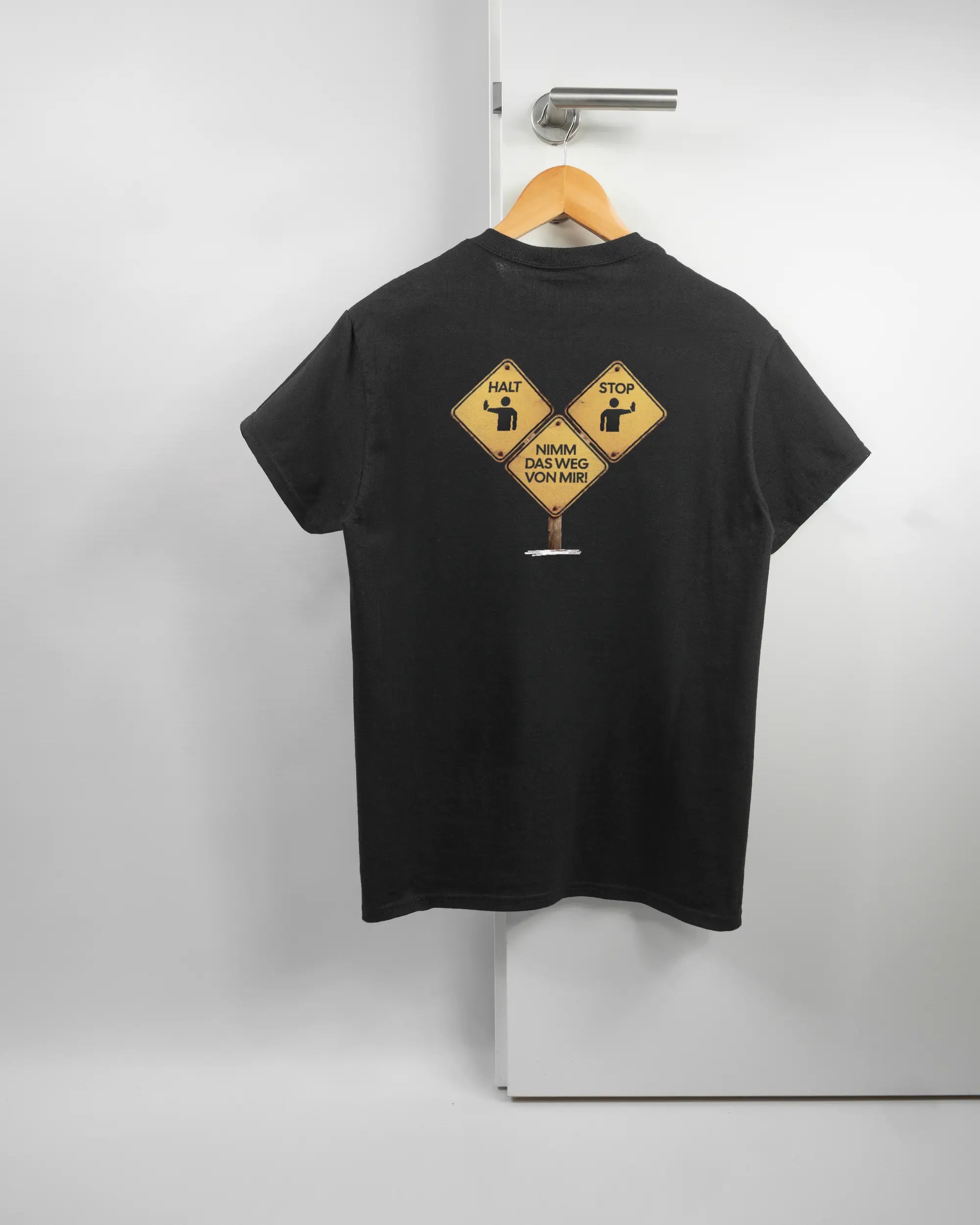 Rückseite des Basic Unisex T-Shirt Regular von Maondo mit dem Design Schutzschild in der Farbe Black und in der Größe S auf einem Bügel an der Türklinke aufgehängt
