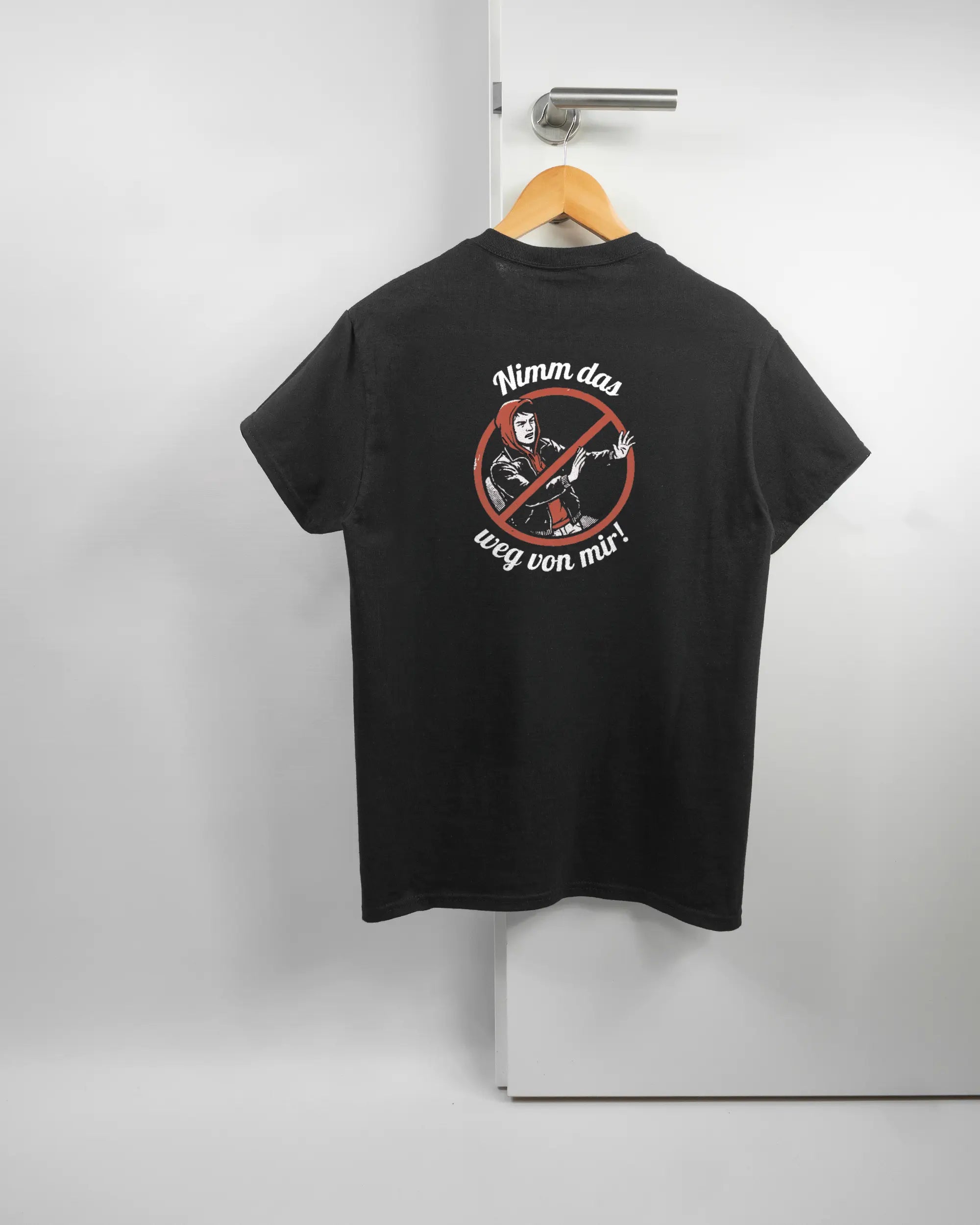 Rückseite des Basic Unisex T-Shirt Regular von Maondo mit dem Design Nimm das weg in der Farbe Black und in der Größe S auf einem Bügel an der Türklinke aufgehängt