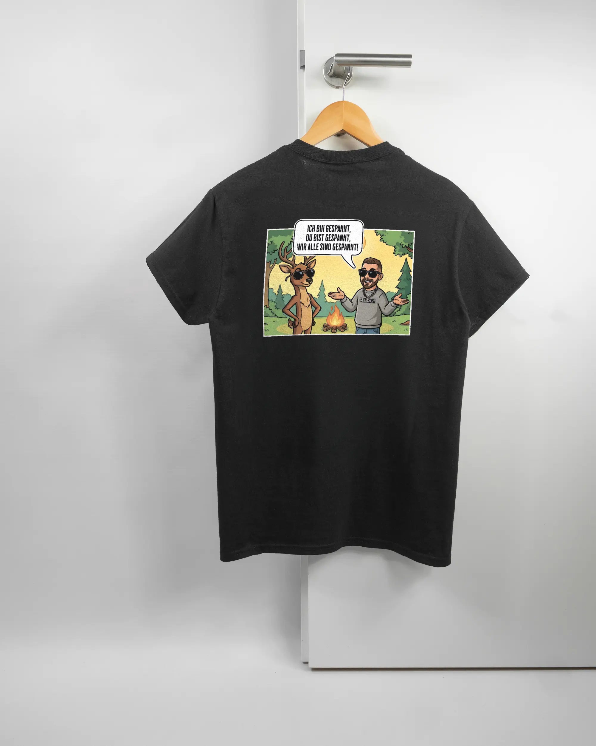 Rückseite des Basic Unisex T-Shirt Regular von Maondo mit dem Design Vollspannung in der Farbe Black und in der Größe S auf einem Bügel an der Türklinke aufgehängt