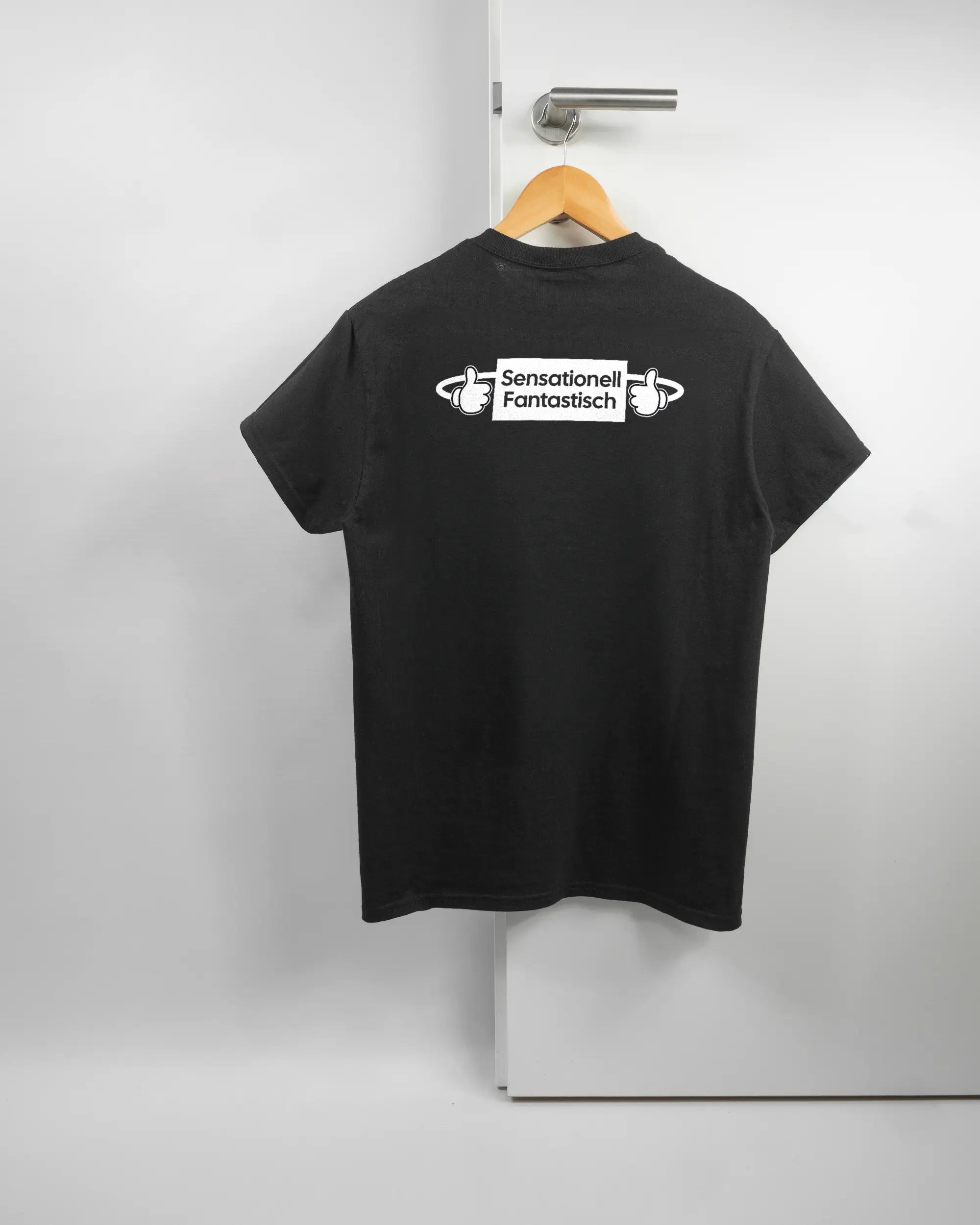 Rückseite des Basic Unisex T-Shirt Regular von Maondo mit dem Design Fantastisch in der Farbe Black und in der Größe S auf einem Bügel an der Türklinke aufgehängt