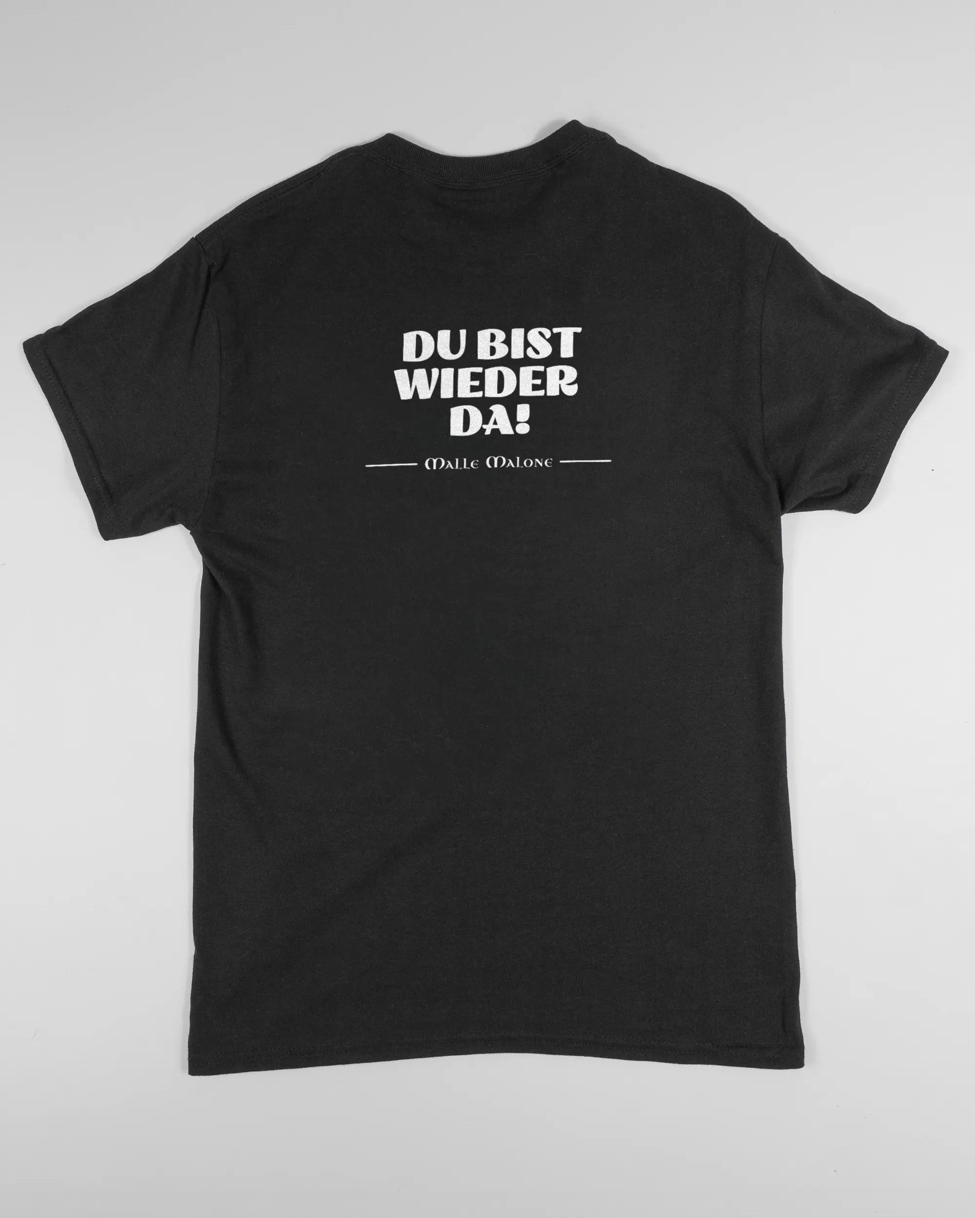 Rückseite des Basic Unisex T-Shirt Regular von Maondo mit dem Design Wieder da in der Farbe Black und in der Größe S flach auf den Boden gelegt