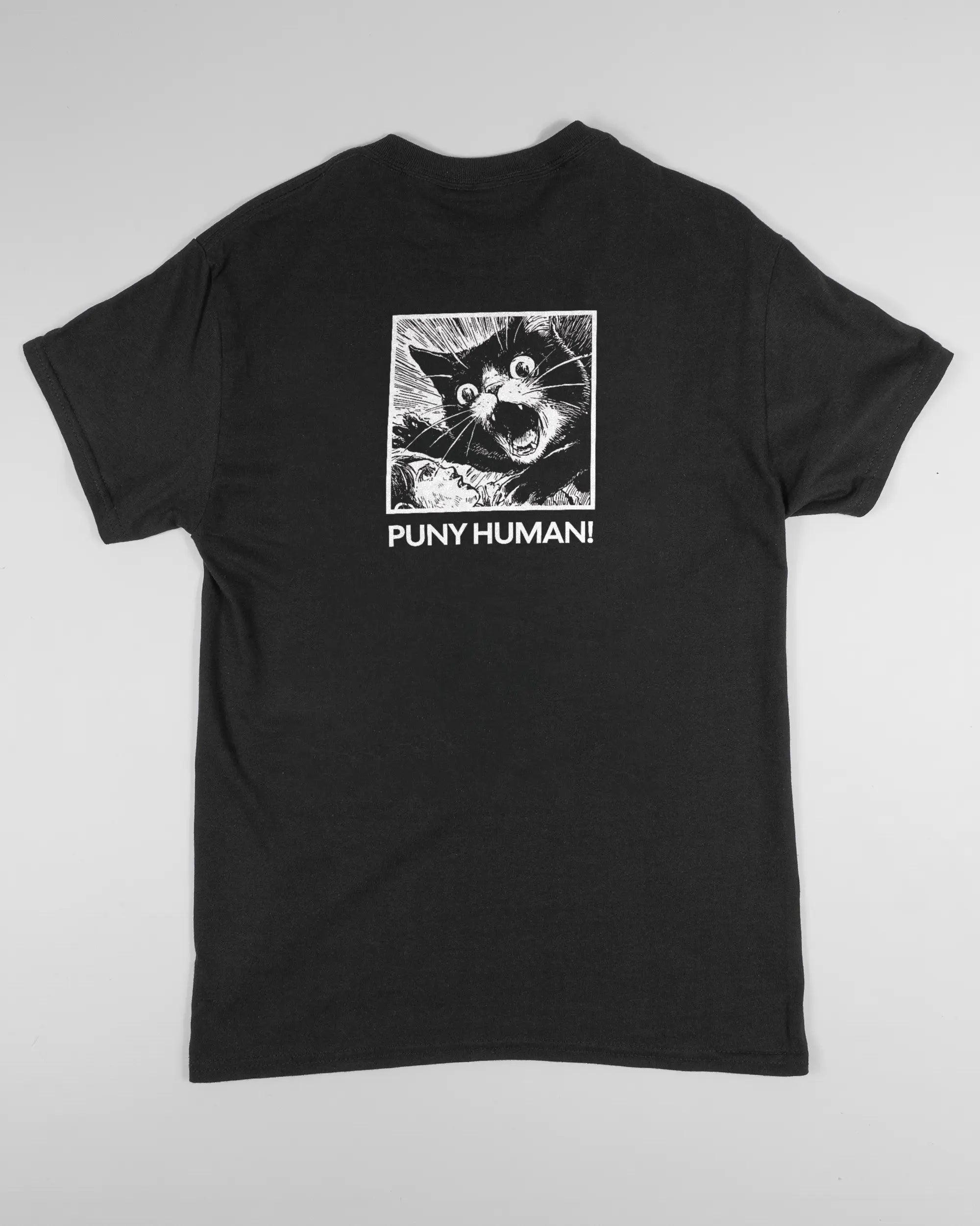 Rückseite des Basic Unisex T-Shirt Regular von Maondo mit dem Design Puny Human in der Farbe Black und in der Größe S flach auf den Boden gelegt