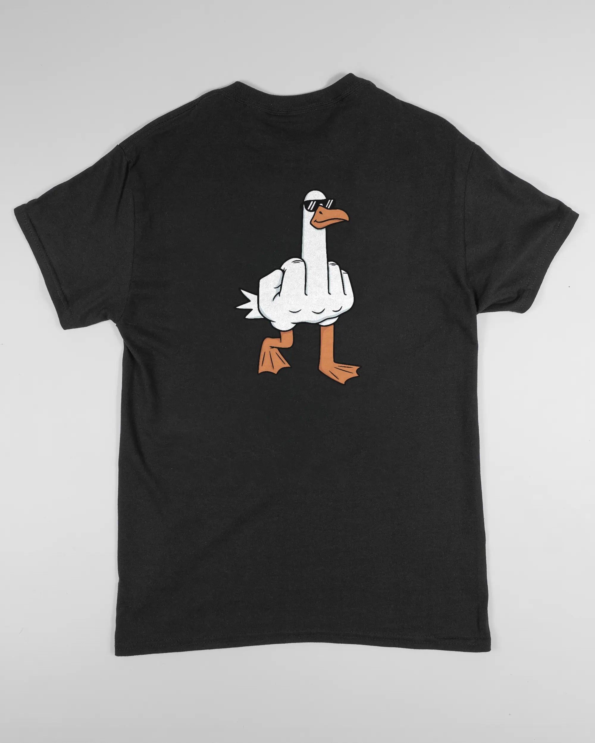 Rückseite des Basic Unisex T-Shirt Regular von Maondo mit dem Design I give a duck in der Farbe Black und in der Größe S flach auf den Boden gelegt