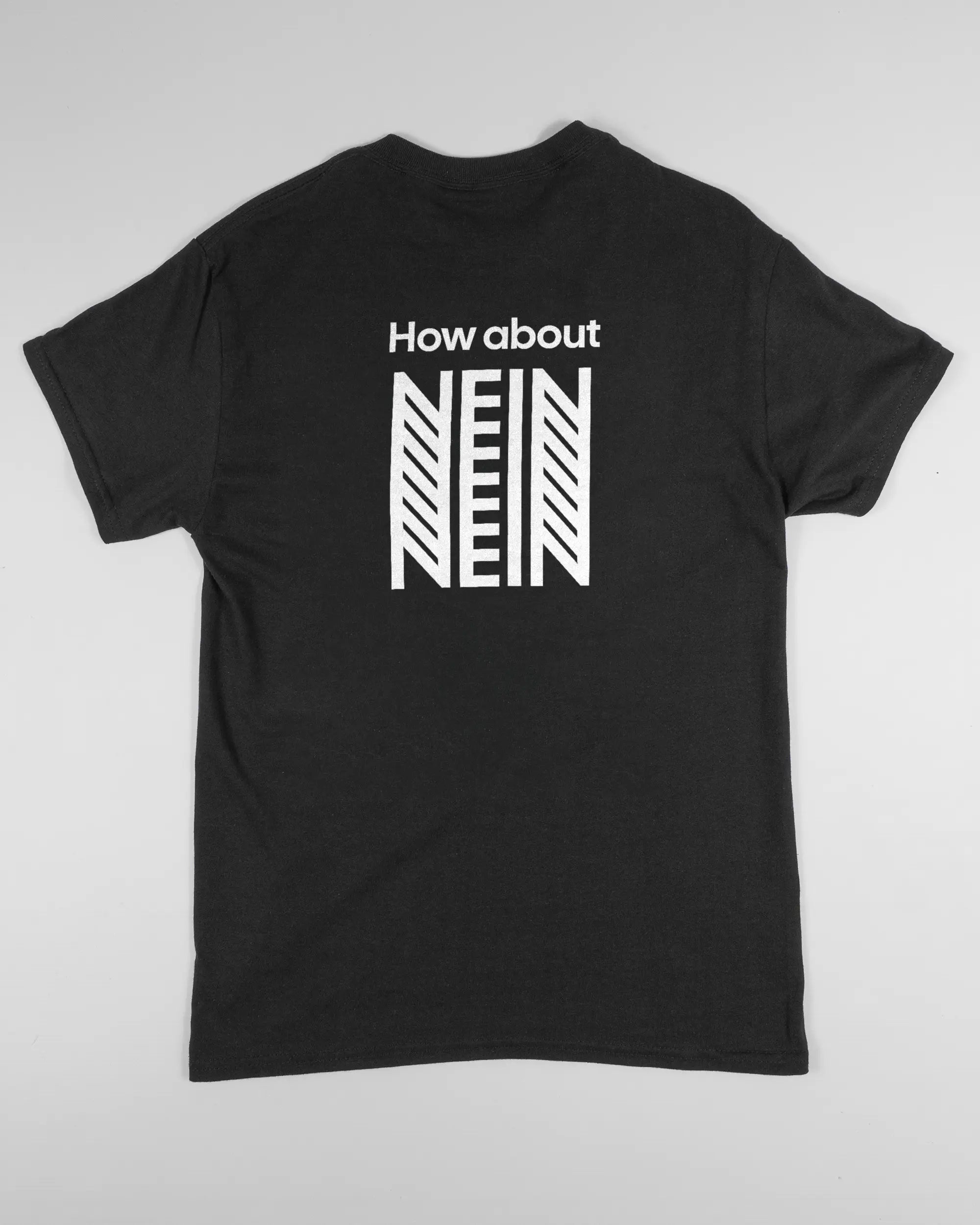 Rückseite des Basic Unisex T-Shirt Regular von Maondo mit dem Design How about nein in der Farbe Black und in der Größe S flach auf den Boden gelegt