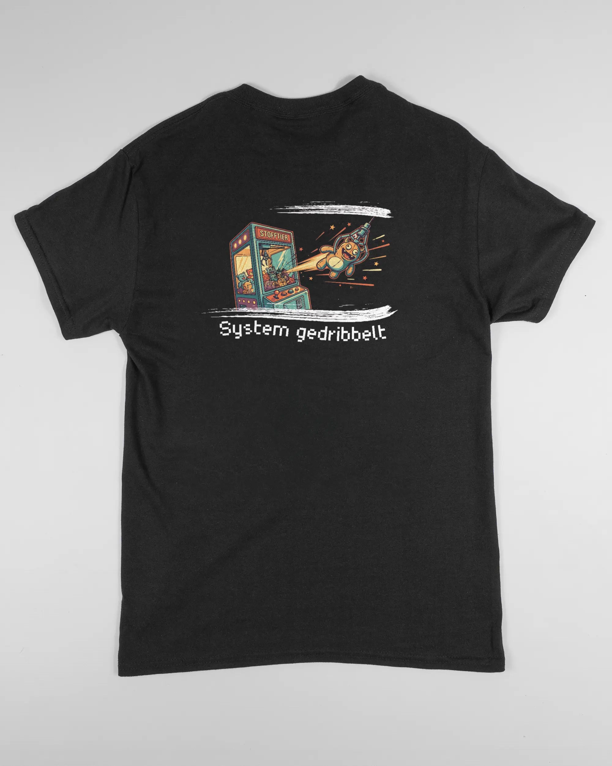 Rückseite des Basic Unisex T-Shirt Regular von Maondo mit dem Design System gedribbelt in der Farbe Black und in der Größe S flach auf den Boden gelegt