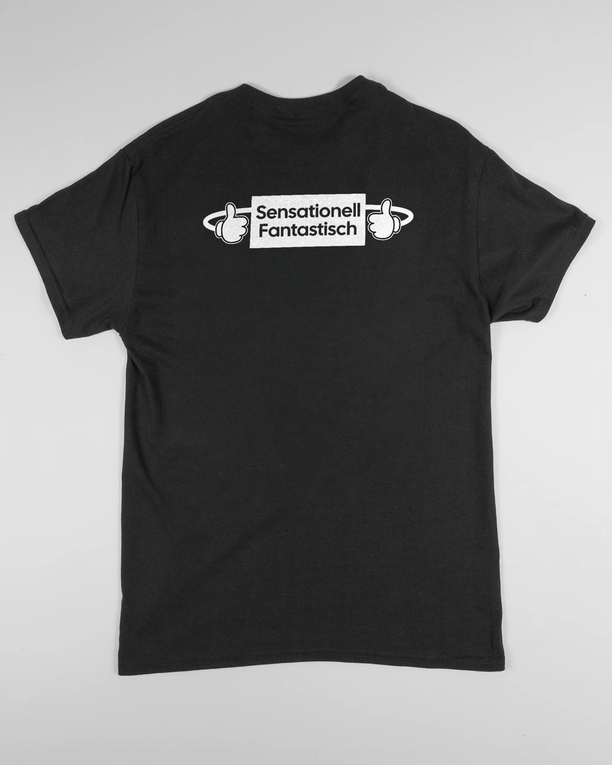 Rückseite des Basic Unisex T-Shirt Regular von Maondo mit dem Design Fantastisch in der Farbe Black und in der Größe S flach auf den Boden gelegt