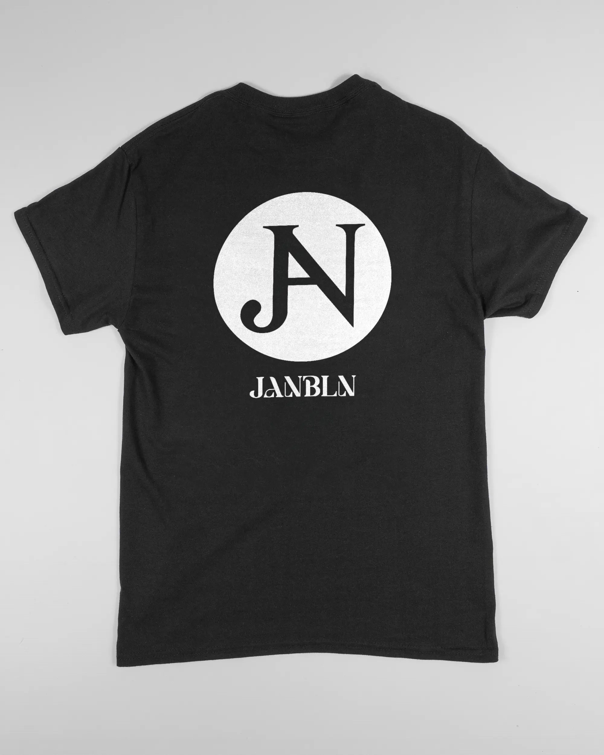 Rückseite des Basic Unisex T-Shirt Regular von Maondo mit dem Design JB1 in der Farbe Black und in der Größe S flach auf den Boden gelegt