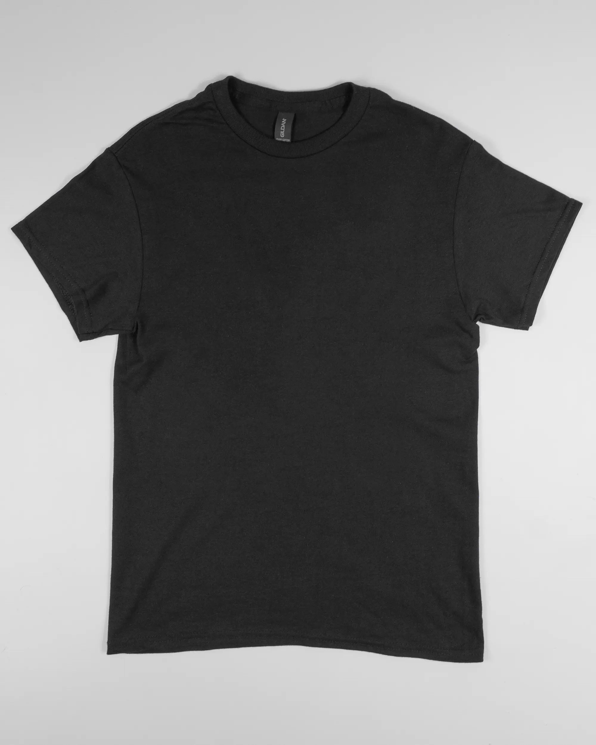 Vorderseite des Basic Unisex T-Shirt Regular von Maondo ohne Motiv in der Farbe Black und in der Größe S flach auf den Boden gelegt