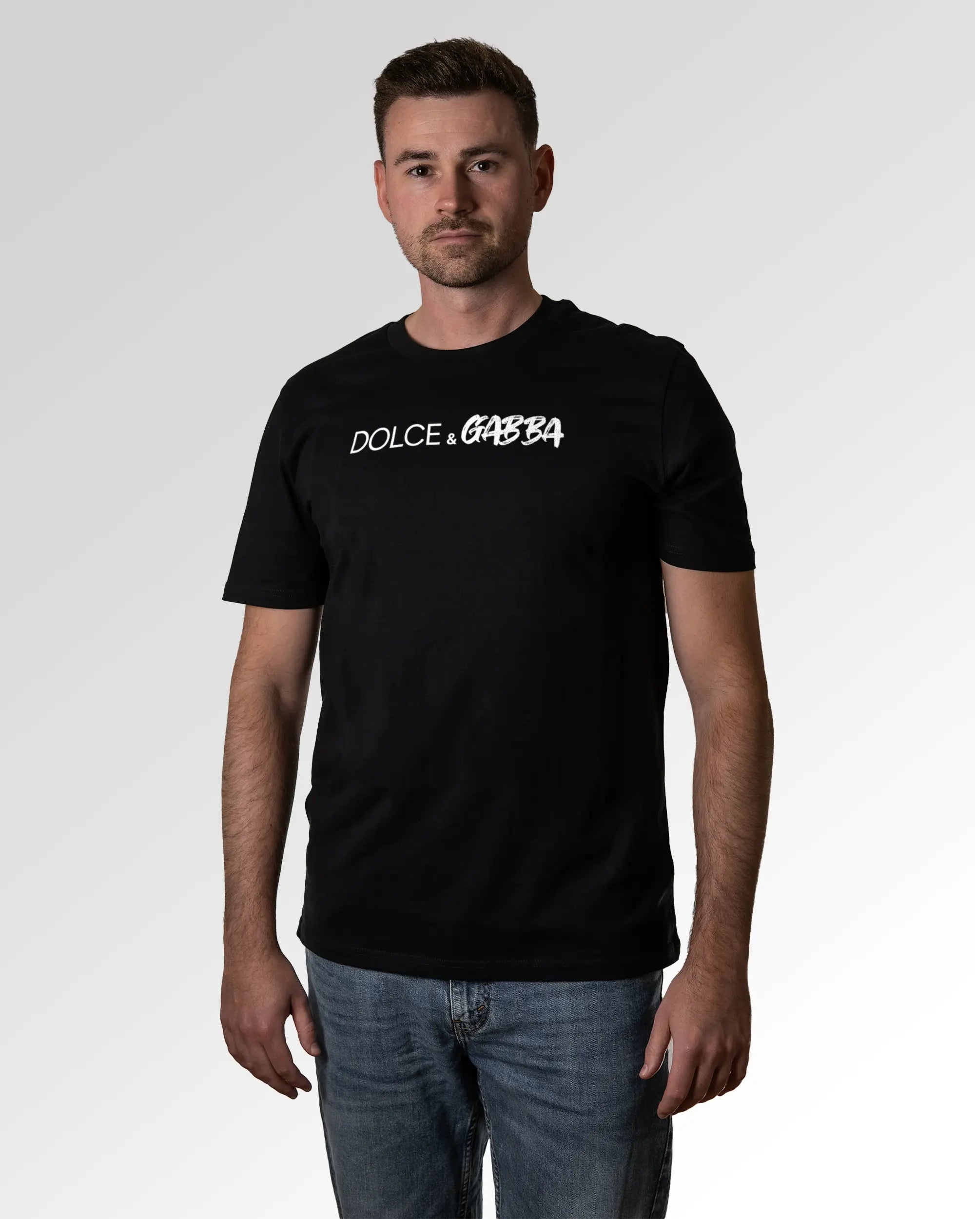 Primärer Modelshot der Druckseite des Organic Unisex T-Shirts von Maondo im Casual Fit mit dem Design Dolce & Gabba in der Farbe Black