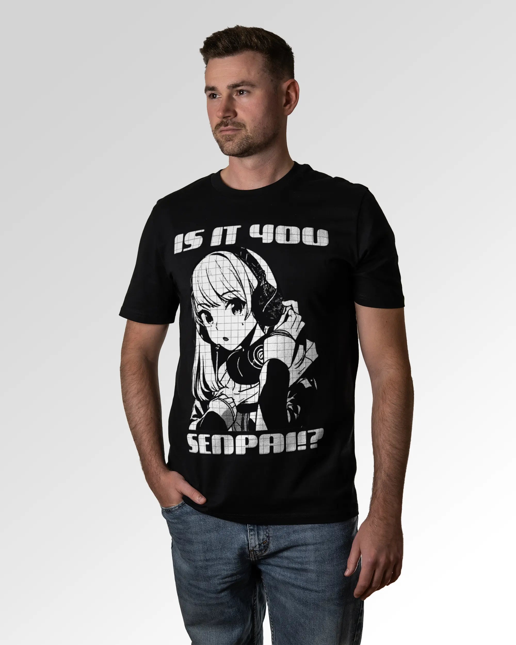 Primärer Modelshot der Druckseite des Organic Unisex T-Shirts von Maondo im Casual Fit mit dem Design Senpai it is in der Farbe Black