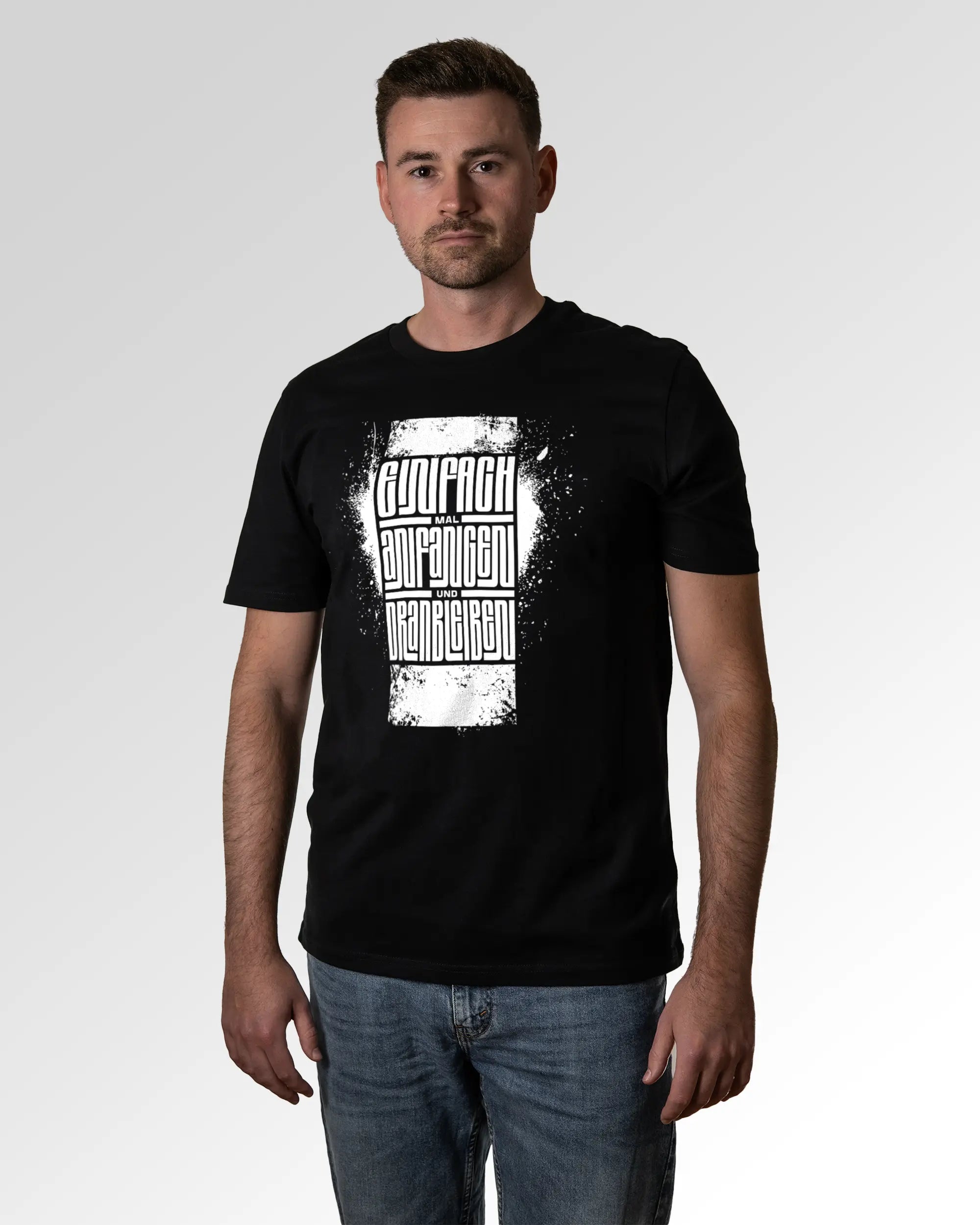 Primärer Modelshot der Druckseite des Organic Unisex T-Shirts von Maondo im Casual Fit mit dem Design Einfach Anfangen in der Farbe Black