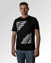 Primärer Modelshot der Druckseite des Organic Unisex T-Shirts von Maondo im Casual Fit mit dem Design Basically ein T-Shirt in der Farbe Black