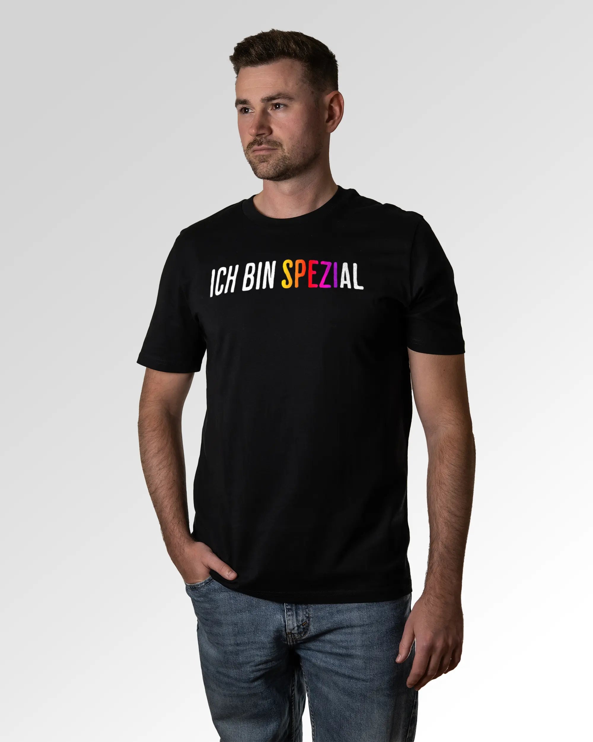 Primärer Modelshot der Druckseite des Organic Unisex T-Shirts von Maondo im Casual Fit mit dem Design Ich bin Spezial in der Farbe Black