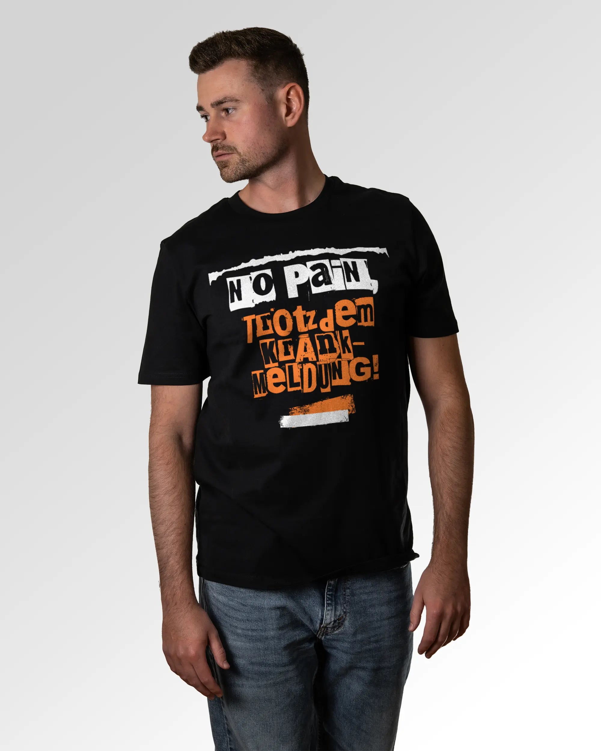 Primärer Modelshot der Druckseite des Organic Unisex T-Shirts von Maondo im Casual Fit mit dem Design Krankmeldung in der Farbe Black