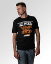 Primärer Modelshot der Druckseite des Organic Unisex T-Shirts von Maondo im Casual Fit mit dem Design Krankmeldung in der Farbe Black