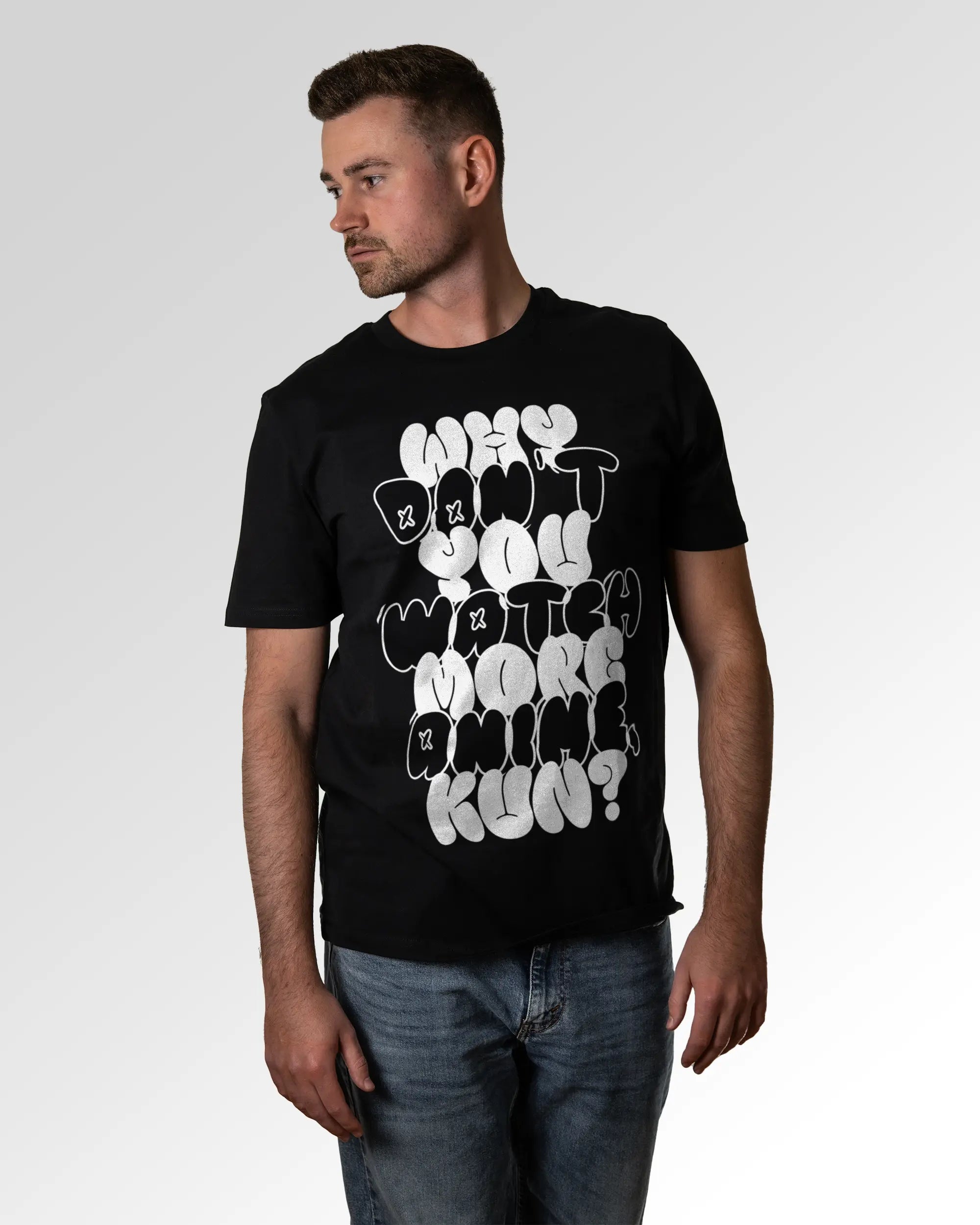 Primärer Modelshot der Druckseite des Organic Unisex T-Shirts von Maondo im Casual Fit mit dem Design Anime Kun in der Farbe Black