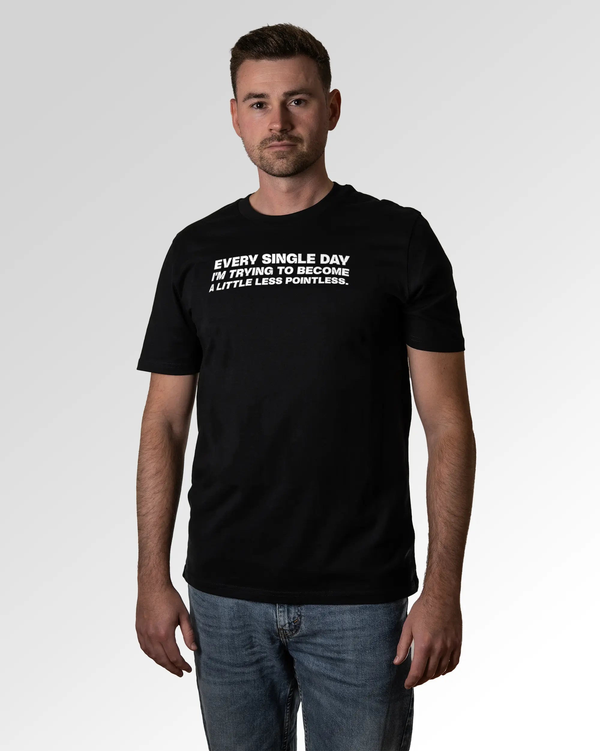 Primärer Modelshot der Druckseite des Organic Unisex T-Shirts von Maondo im Casual Fit mit dem Design Less Pointless in der Farbe Black