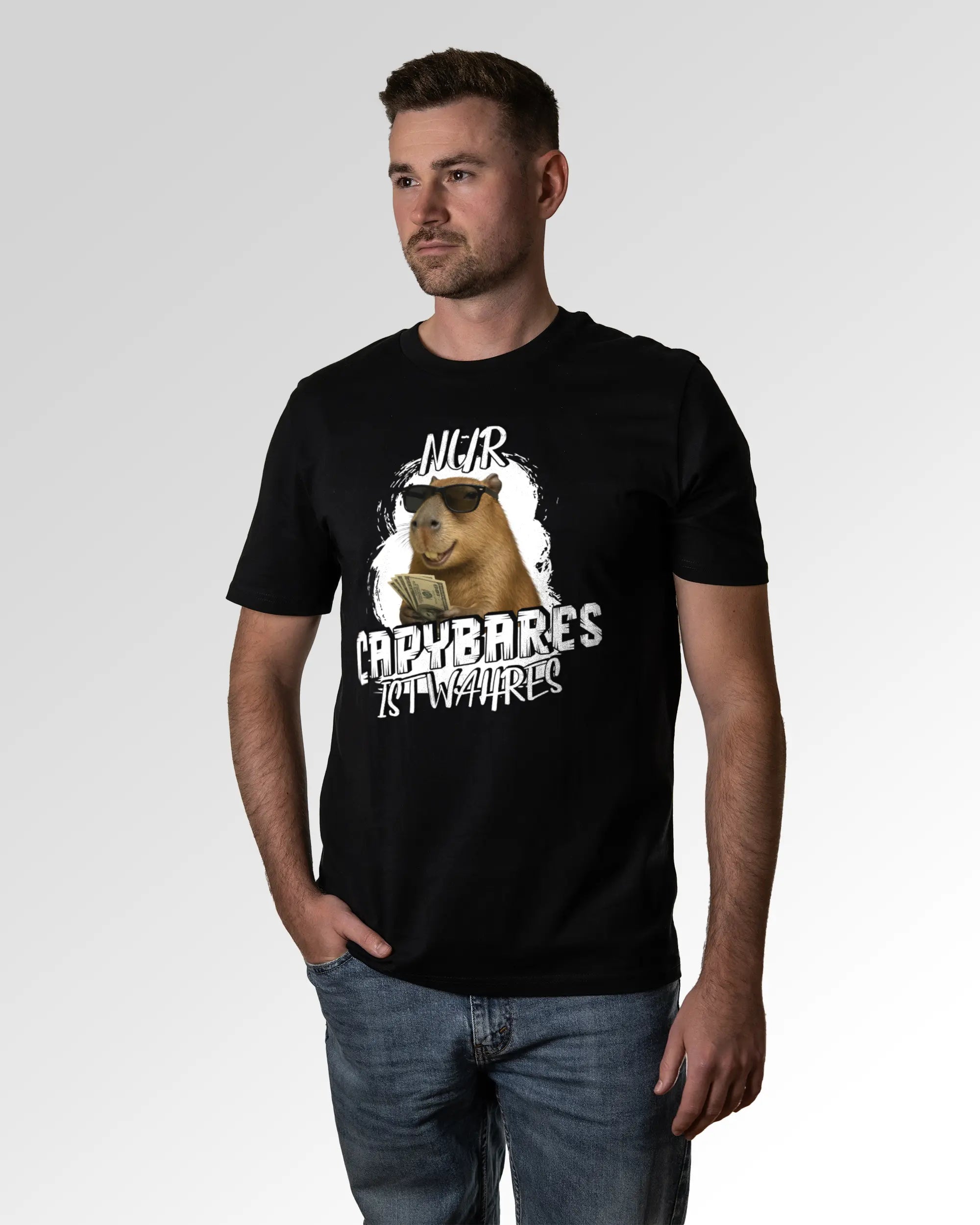 Primärer Modelshot der Druckseite des Organic Unisex T-Shirts von Maondo im Casual Fit mit dem Design Capybares in der Farbe Black