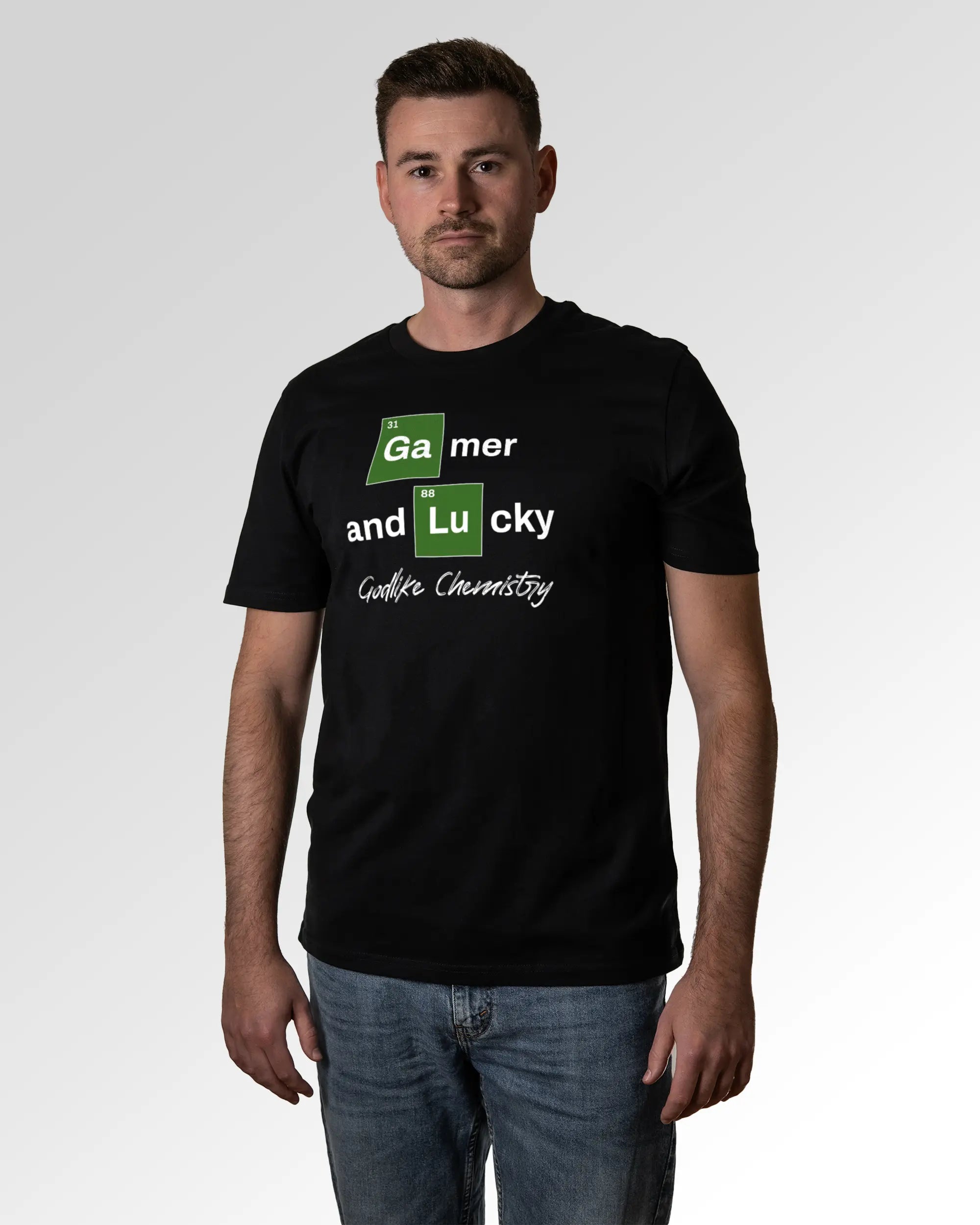 Primärer Modelshot der Druckseite des Organic Unisex T-Shirts von Maondo im Casual Fit mit dem Design Gamer Chemistry in der Farbe Black