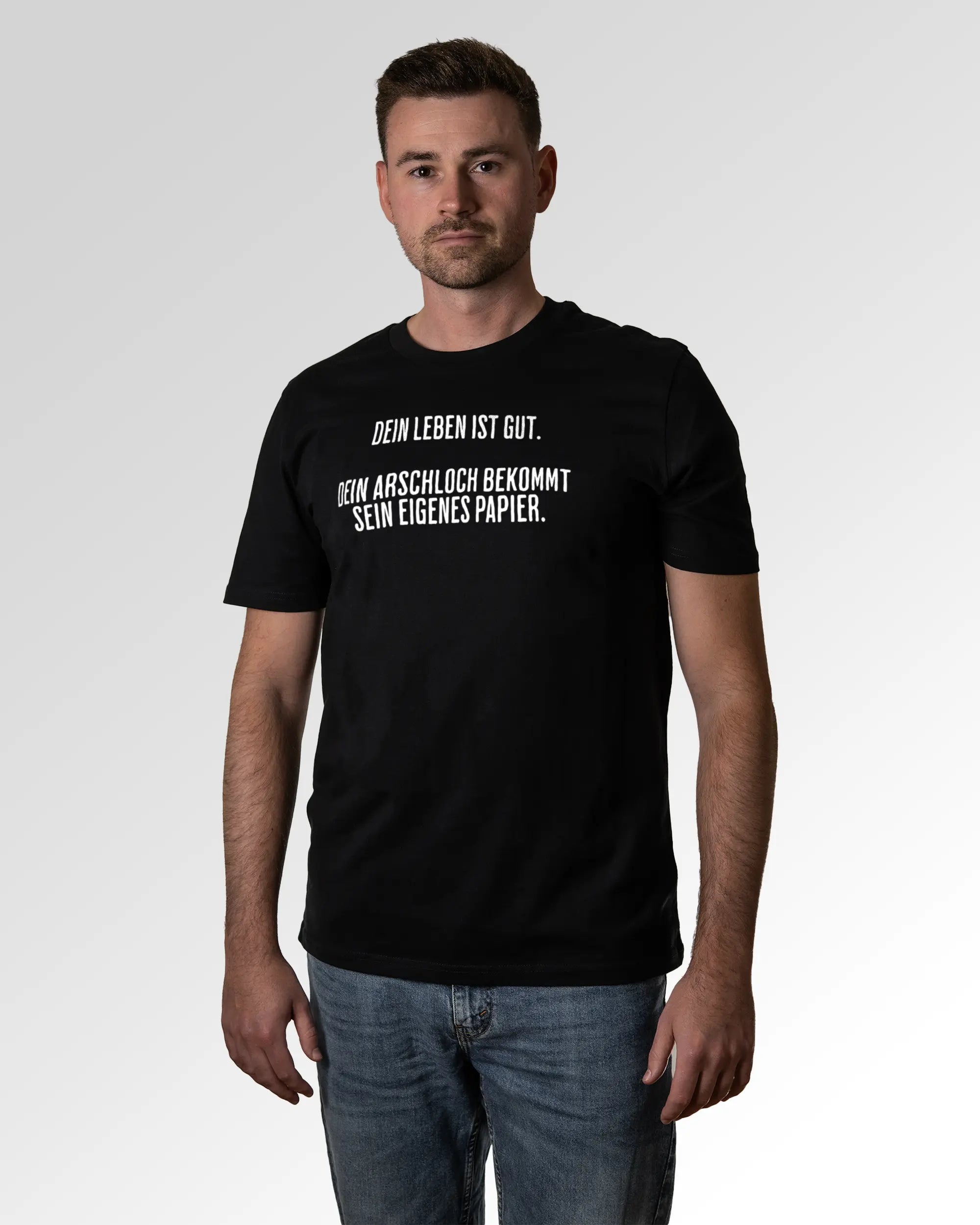 Primärer Modelshot der Druckseite des Organic Unisex T-Shirts von Maondo im Casual Fit mit dem Design Gutes Leben in der Farbe Black