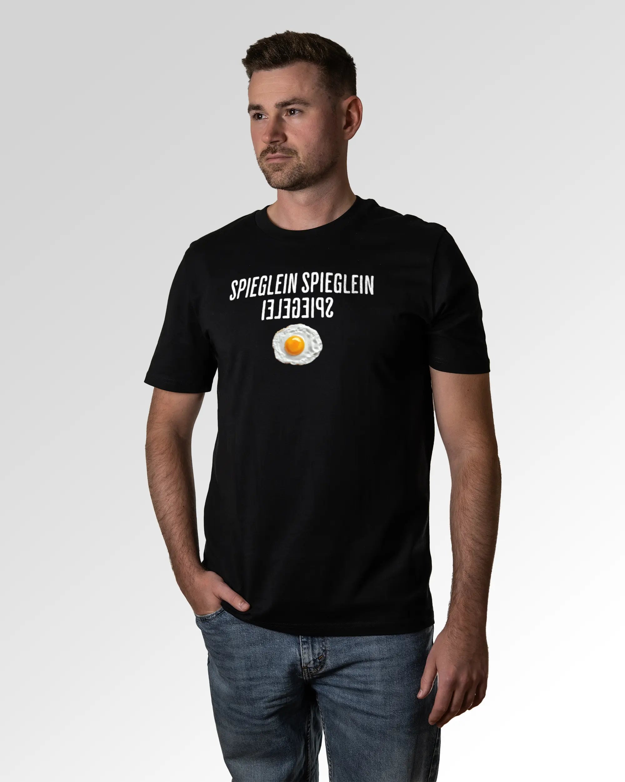 Primärer Modelshot der Druckseite des Organic Unisex T-Shirts von Maondo im Casual Fit mit dem Design Spieglein Spiegelei in der Farbe Black