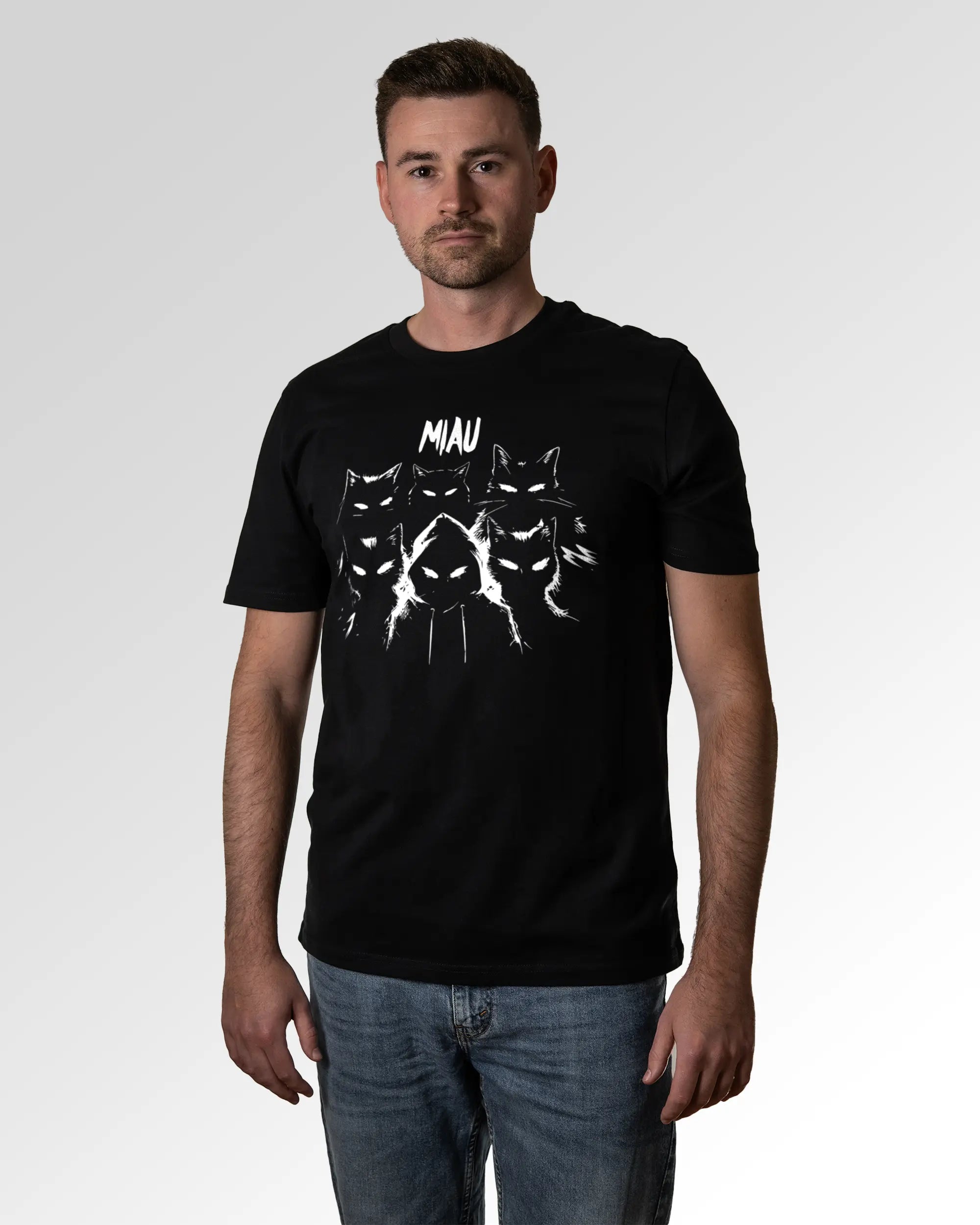Primärer Modelshot der Druckseite des Organic Unisex T-Shirts von Maondo im Casual Fit mit dem Design Miau Gang in der Farbe Black