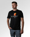 Primärer Modelshot der Druckseite des Organic Unisex T-Shirts von Maondo im Casual Fit mit dem Design Die richtige Antwort in der Farbe Black