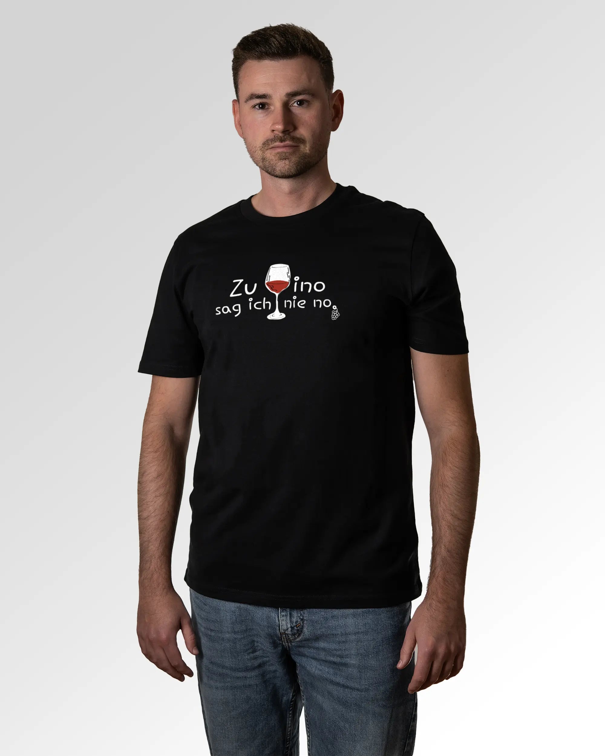 Primärer Modelshot der Druckseite des Organic Unisex T-Shirts von Maondo im Casual Fit mit dem Design Vino nie no in der Farbe Black