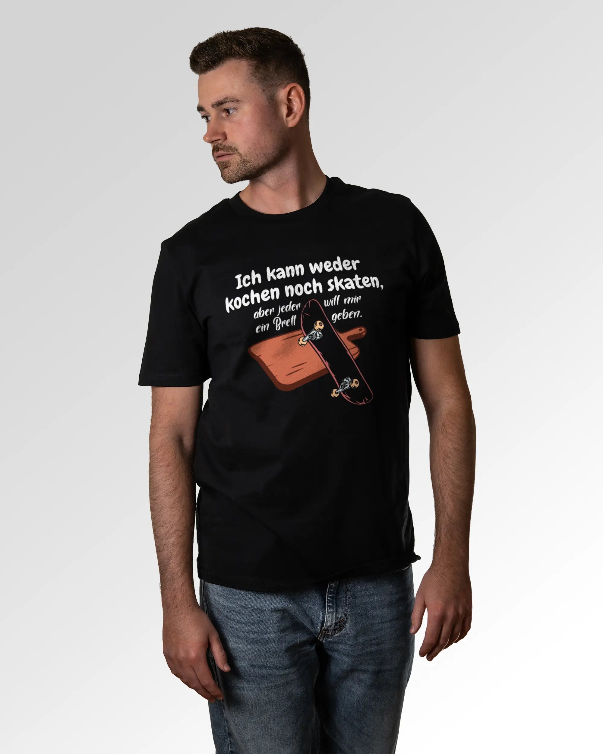 Primärer Modelshot der Druckseite des Organic Unisex T-Shirts von Maondo im Casual Fit mit dem Design Ein Brett geben in der Farbe Black