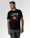 Primärer Modelshot der Druckseite des Organic Unisex T-Shirts von Maondo im Casual Fit mit dem Design Ein Brett geben in der Farbe Black