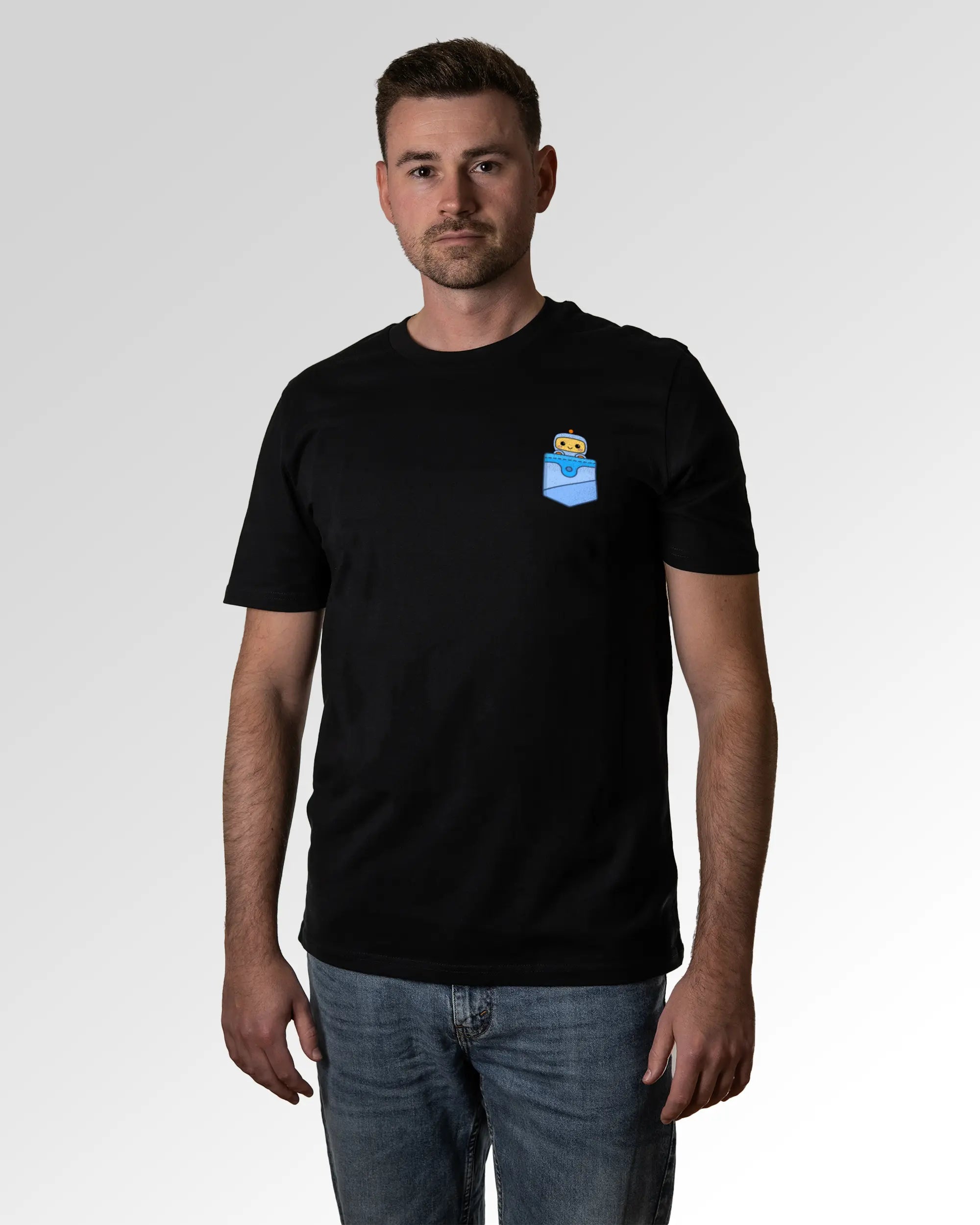 Primärer Modelshot der Druckseite des Organic Unisex T-Shirts von Maondo im Casual Fit mit dem Design Taschenbot in der Farbe Black