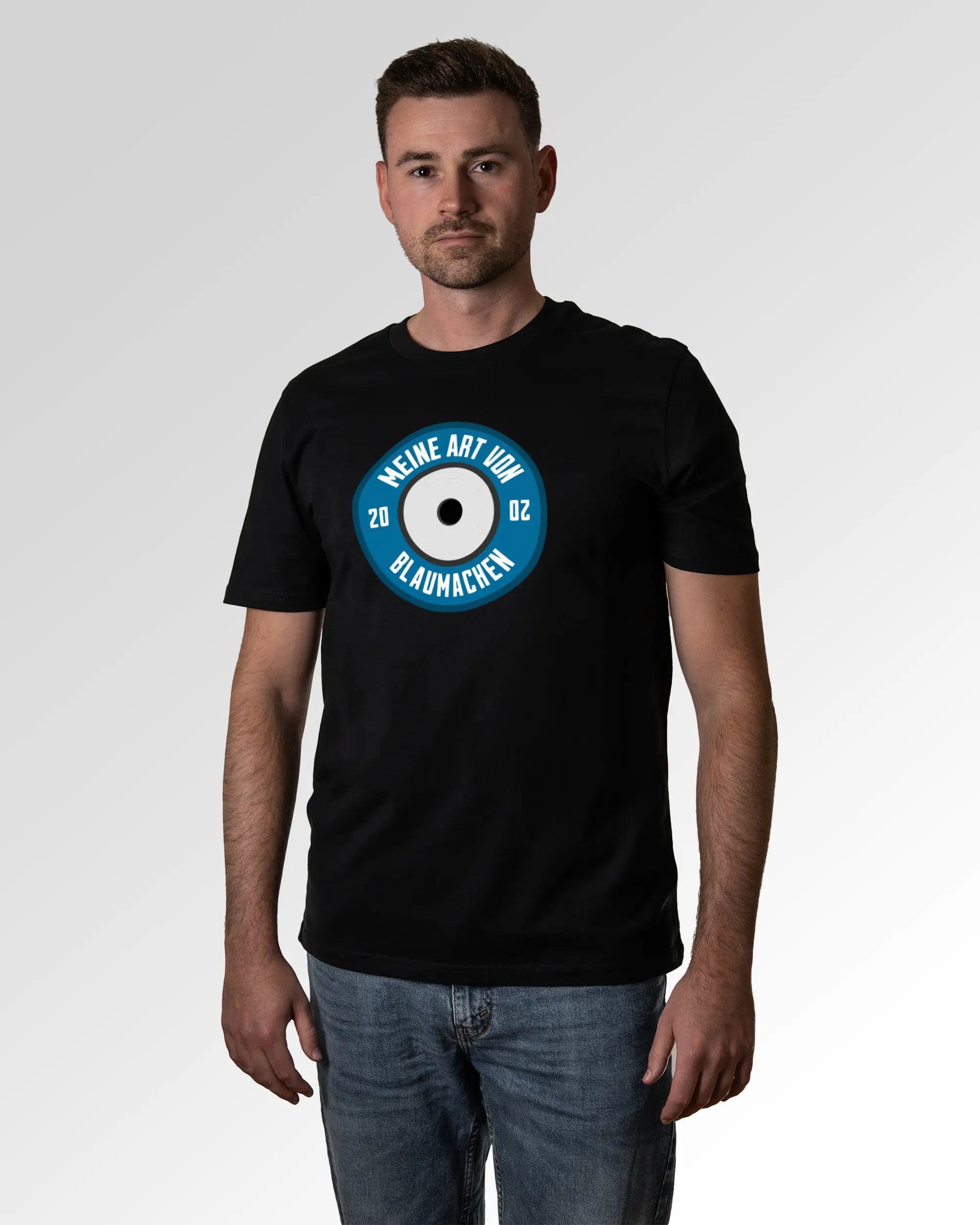 Primärer Modelshot der Druckseite des Organic Unisex T-Shirts von Maondo im Casual Fit mit dem Design Blaumachen in der Farbe Black