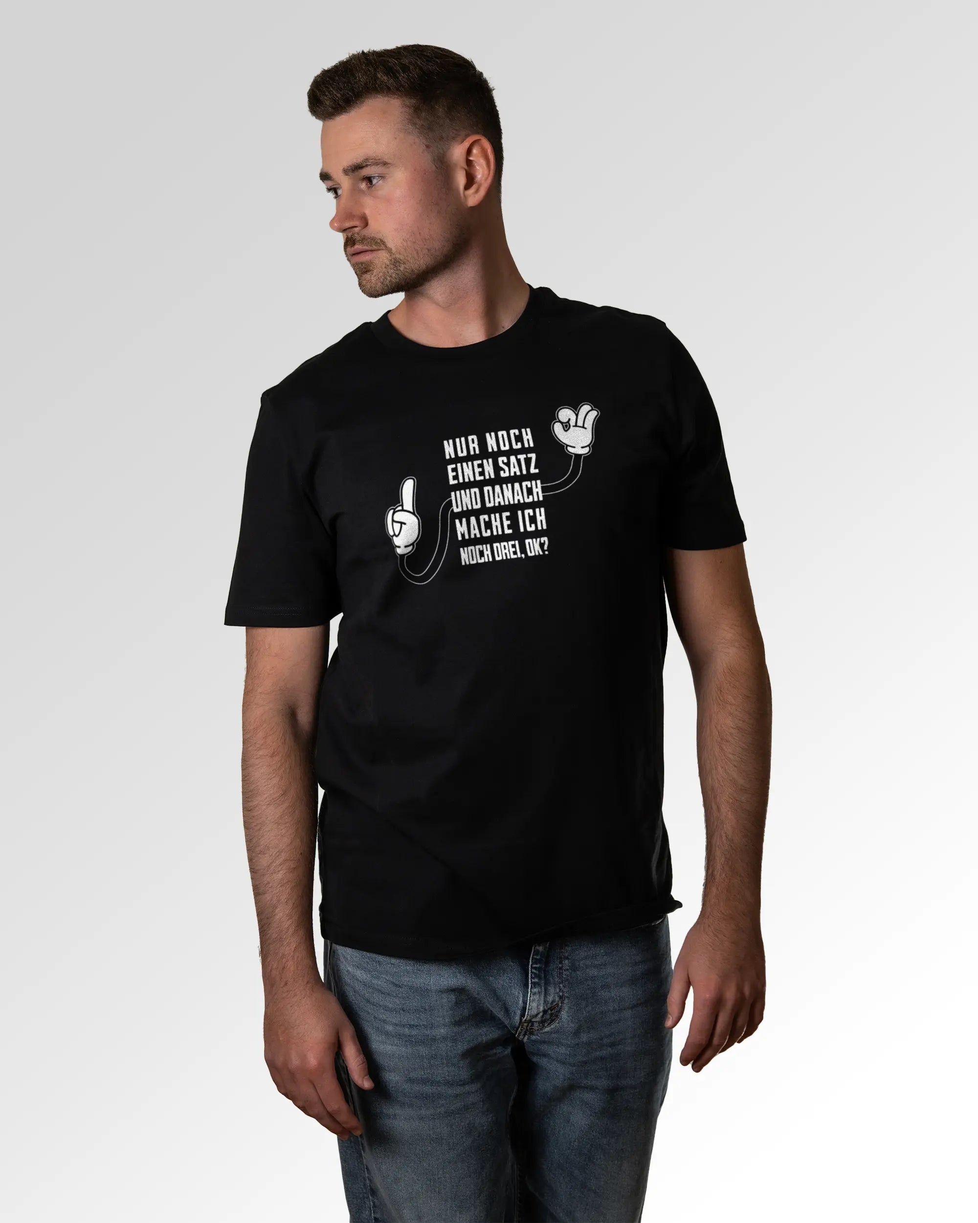 Primärer Modelshot der Druckseite des Organic Unisex T-Shirts von Maondo im Casual Fit mit dem Design Letzter Satz in der Farbe Black