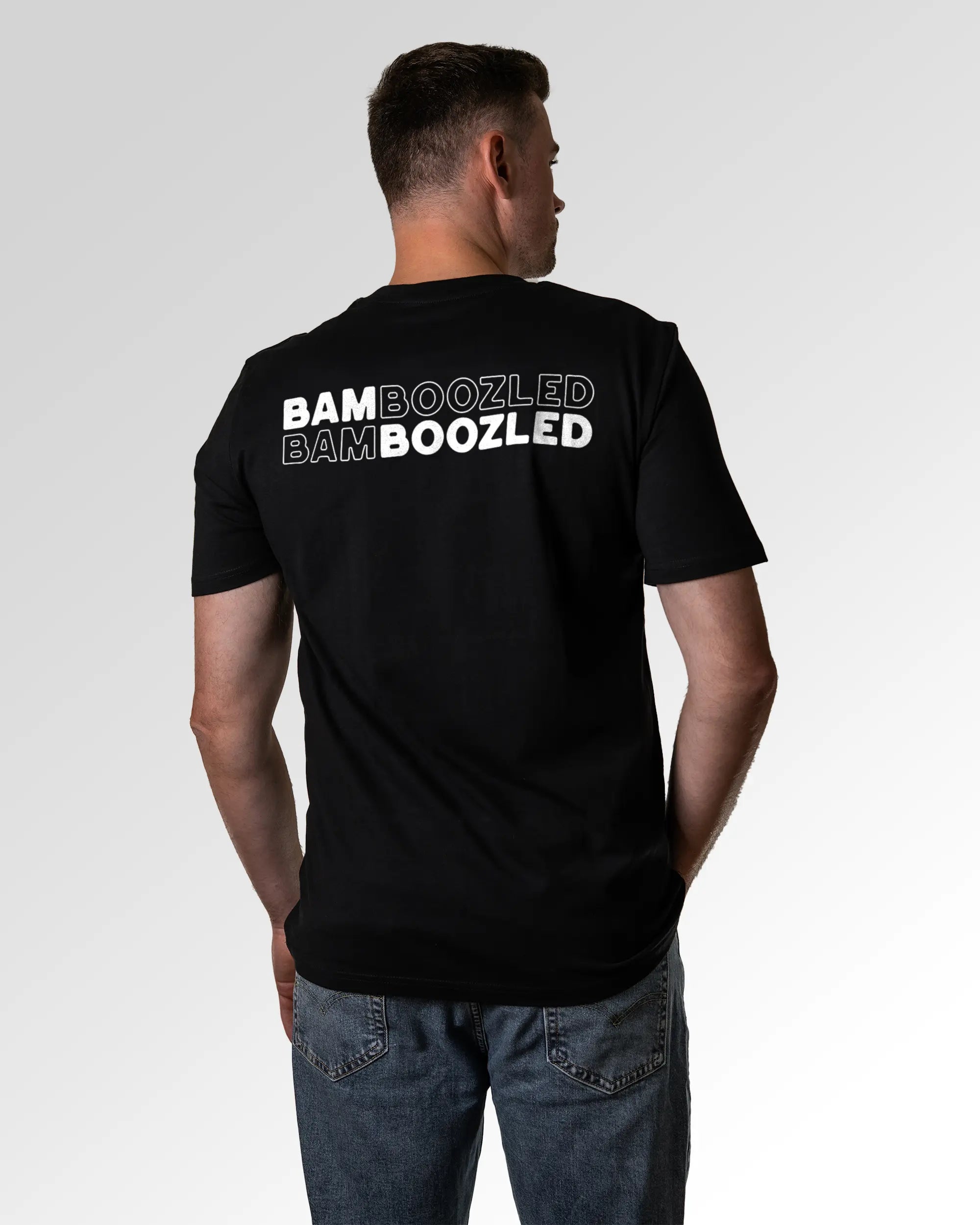 Primärer Modelshot der Druckseite des Organic Unisex T-Shirts von Maondo im Casual Fit mit dem Design Double Bamboozled in der Farbe Black