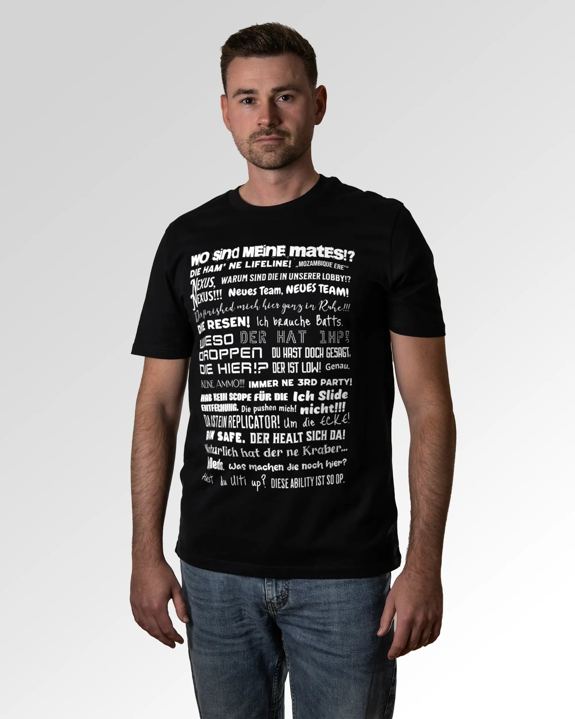 Primärer Modelshot der Druckseite des Organic Unisex T-Shirts von Maondo im Casual Fit mit dem Design Apex Storytime in der Farbe Black